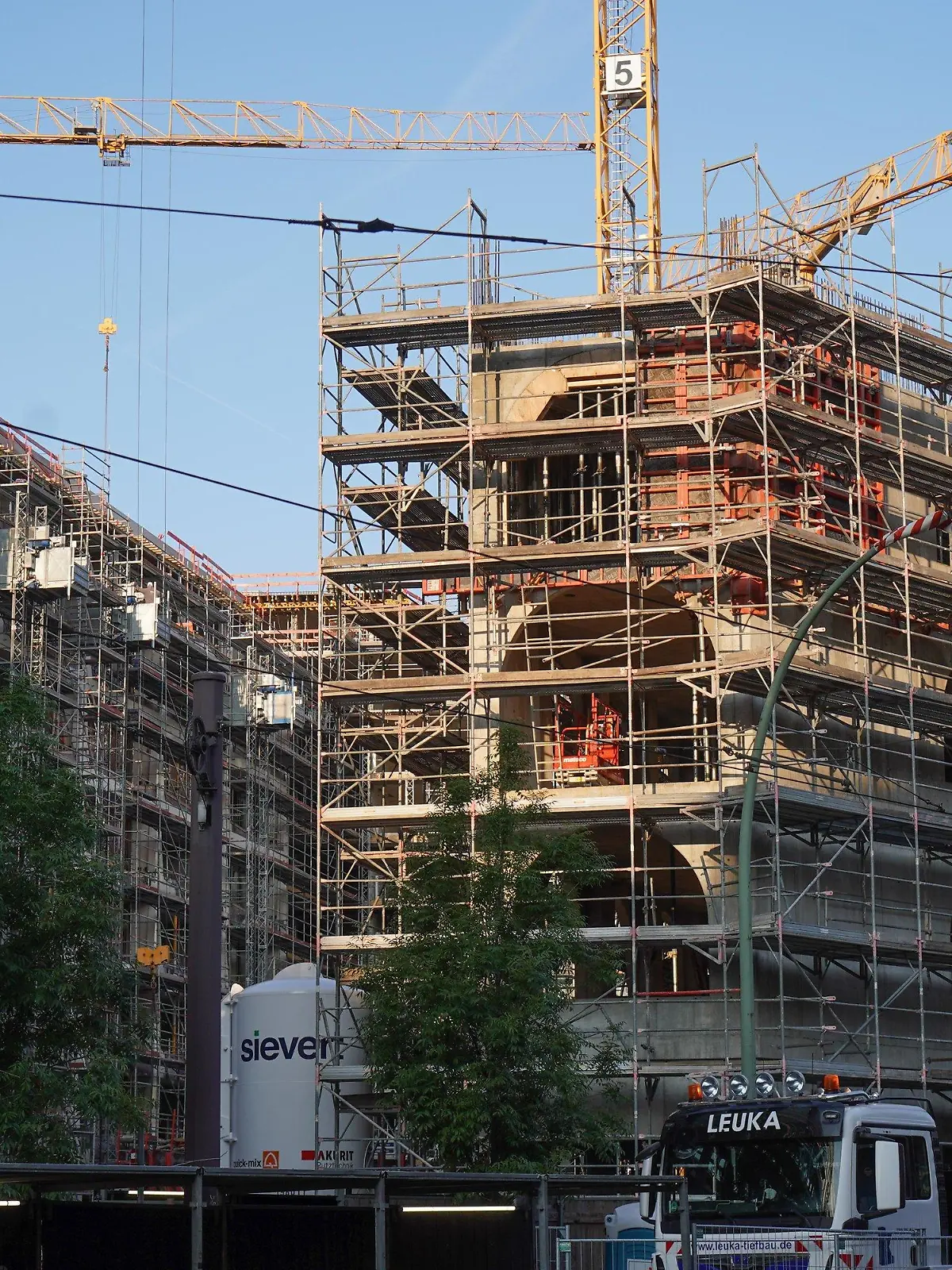 24.08.2021, Berlin: Ein Transparent der Bürgerinitiative «Deutsche Wohnen & Co. enteignen» hängt in der Nähe einer Baustelle, die sich auf dem Neubauprojekt "Am Tacheles" an der Oranienburger Straße befindet. In der heute stattfindenden Sitzung des Berliner Senats soll es unter anderem um das Thema Wohnungsbau in Berlin gehen. Foto: Jörg Carstensen/dpa +++ dpa-Bildfunk +++