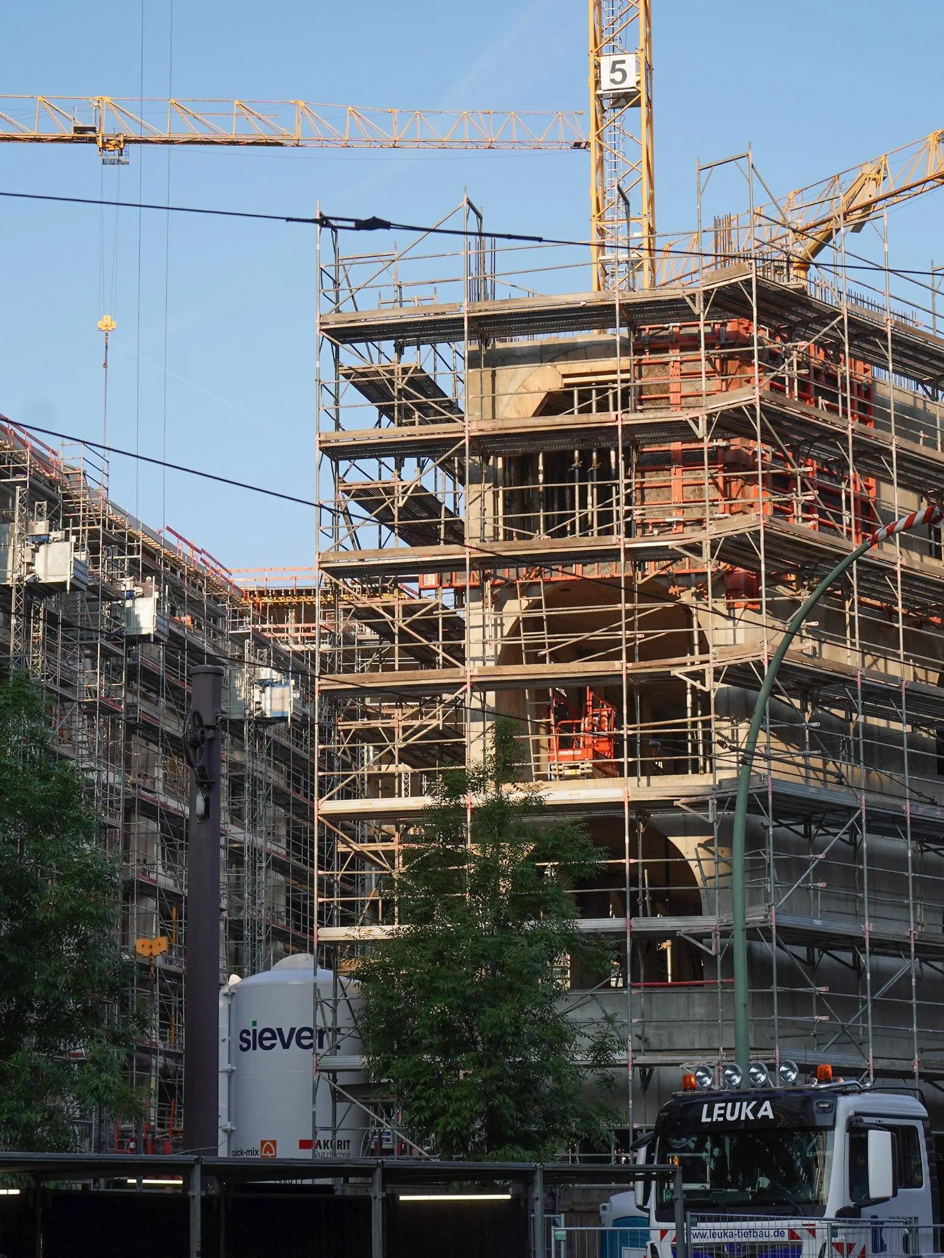 24.08.2021, Berlin: Ein Transparent der Bürgerinitiative «Deutsche Wohnen & Co. enteignen» hängt in der Nähe einer Baustelle, die sich auf dem Neubauprojekt "Am Tacheles" an der Oranienburger Straße befindet. In der heute stattfindenden Sitzung des Berliner Senats soll es unter anderem um das Thema Wohnungsbau in Berlin gehen. Foto: Jörg Carstensen/dpa +++ dpa-Bildfunk +++
