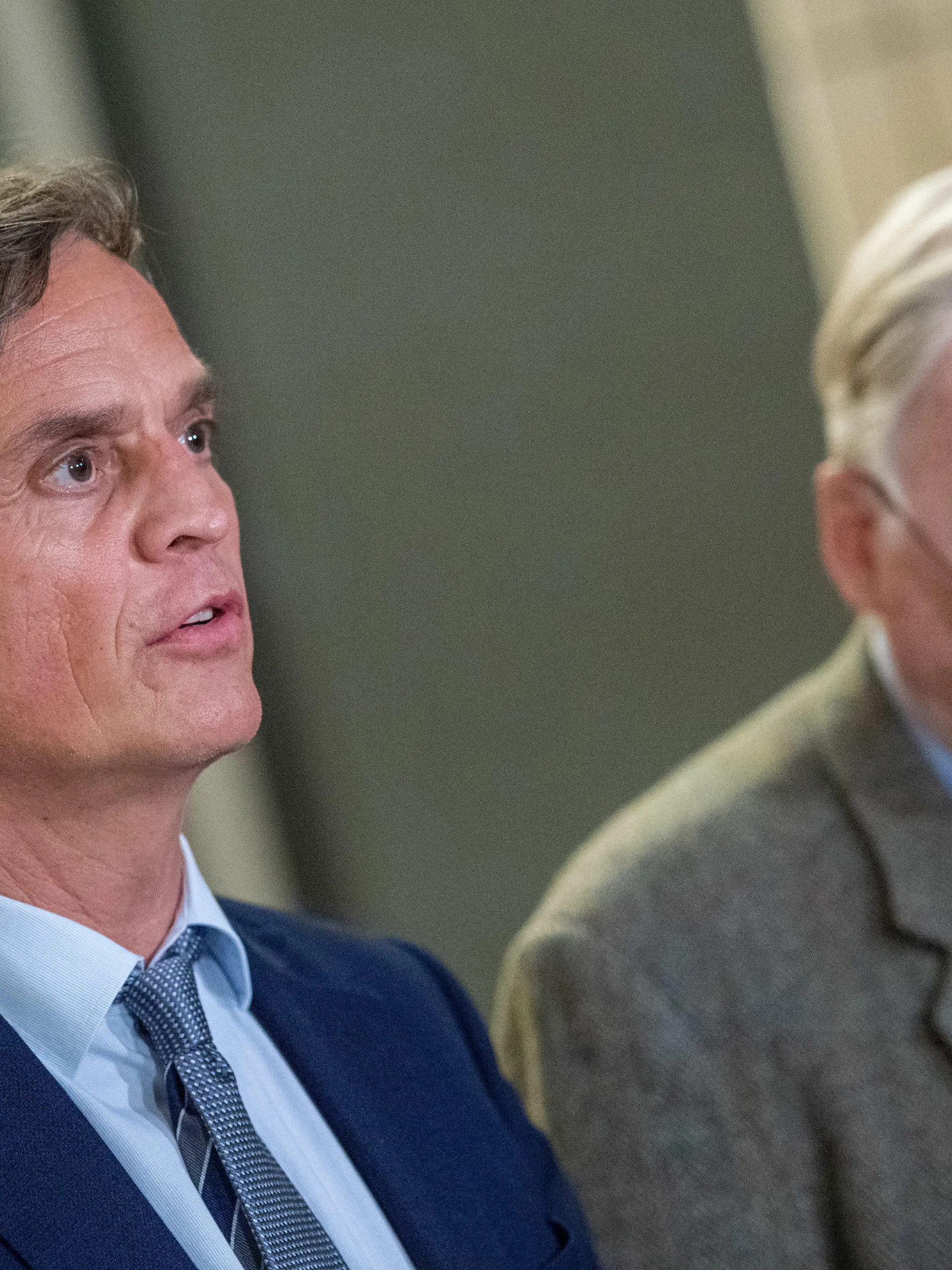 29.09.2021, Berlin: Bernd Baumann (l), erster parlamentarischer Geschäftsführer der AfD-Bundestagsfraktion, und Alexander Gauland, Fraktionsvorsitzender der AfD im Bundestag, sprechen in einer Pause während der konstituierenden Sitzung der künftigen Bundestagsfraktion der AfD. Foto: Christophe Gateau/dpa +++ dpa-Bildfunk +++