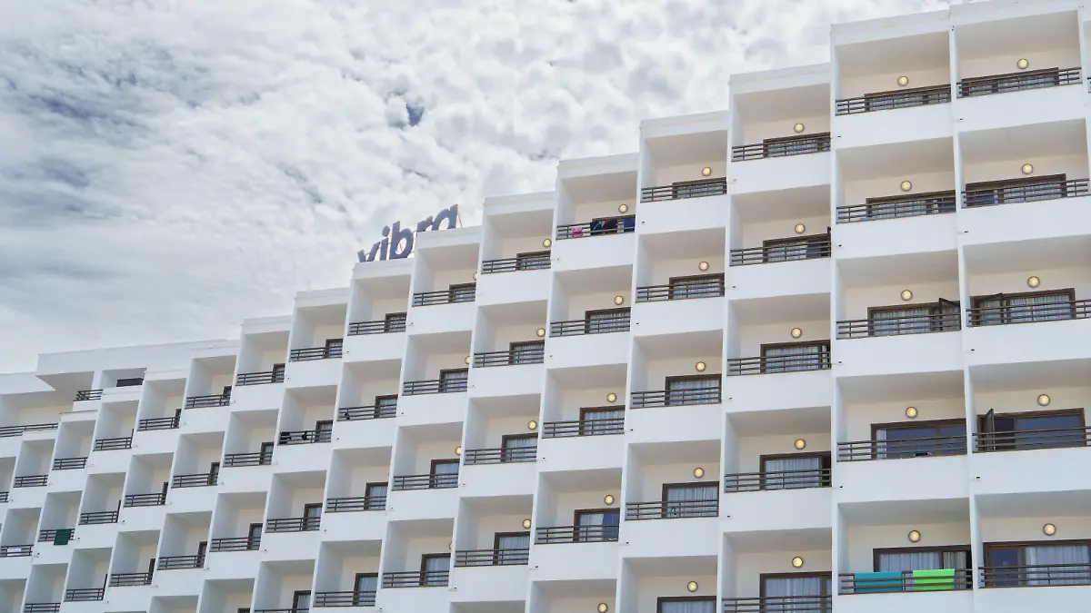 Balkone an einem Hotel im Urlaubsort Peguera - inoffiziell kastilisch Paguera - Symbolfoto Balconing auf Mallorca - Balconing steht für Balkonspringen, eine hoch risikobehaftete Betätigung, bei der, zumeist in Hotelanlagen, von Balkon zu Balkon oder von einem Balkon, aus Fenstern oder auch von Dächern versucht wird, in den Pool zu springen.Balkone an einem Hotel im Urlaubsort Peguera - inoffiziell kastilisch Paguera - Symbolfoto Balconing auf Mallorca - Balconing steht für Balkonspringen, eine hoch risikobehaftete Betätigung, bei der, zumeist in Hotelanlagen, von Balkon zu Balkon oder von, Palma Mallorca Spanien Playa de Palma *** Balconies at a hotel in the resort of Peguera unofficial Castilian Paguera symbol photo Balconing in Mall