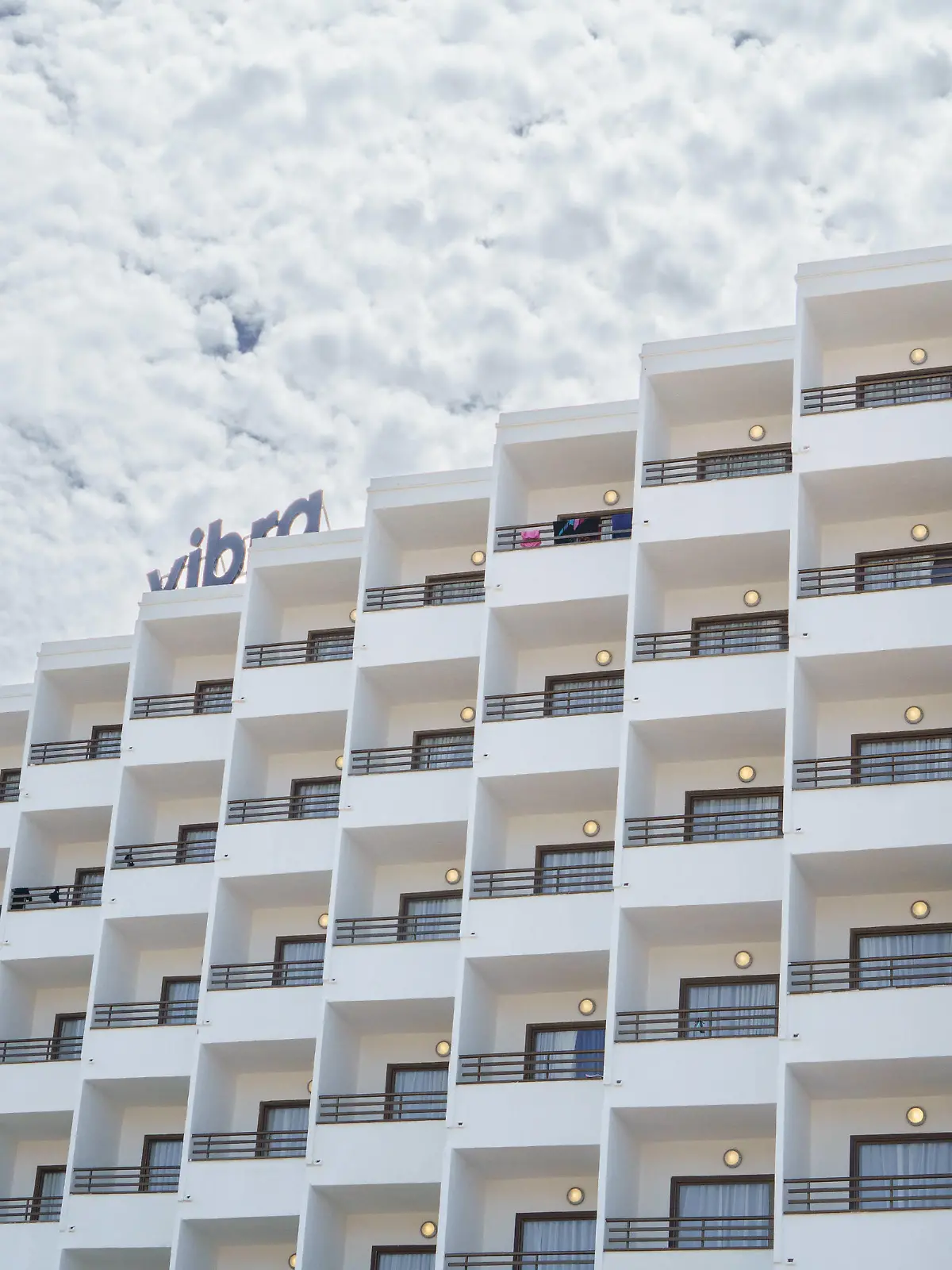 Balkone an einem Hotel im Urlaubsort Peguera - inoffiziell kastilisch Paguera - Symbolfoto Balconing auf Mallorca - Balconing steht für Balkonspringen, eine hoch risikobehaftete Betätigung, bei der, zumeist in Hotelanlagen, von Balkon zu Balkon oder von einem Balkon, aus Fenstern oder auch von Dächern versucht wird, in den Pool zu springen.Balkone an einem Hotel im Urlaubsort Peguera - inoffiziell kastilisch Paguera - Symbolfoto Balconing auf Mallorca - Balconing steht für Balkonspringen, eine hoch risikobehaftete Betätigung, bei der, zumeist in Hotelanlagen, von Balkon zu Balkon oder von, Palma Mallorca Spanien Playa de Palma *** Balconies at a hotel in the resort of Peguera unofficial Castilian Paguera symbol photo Balconing in Mall