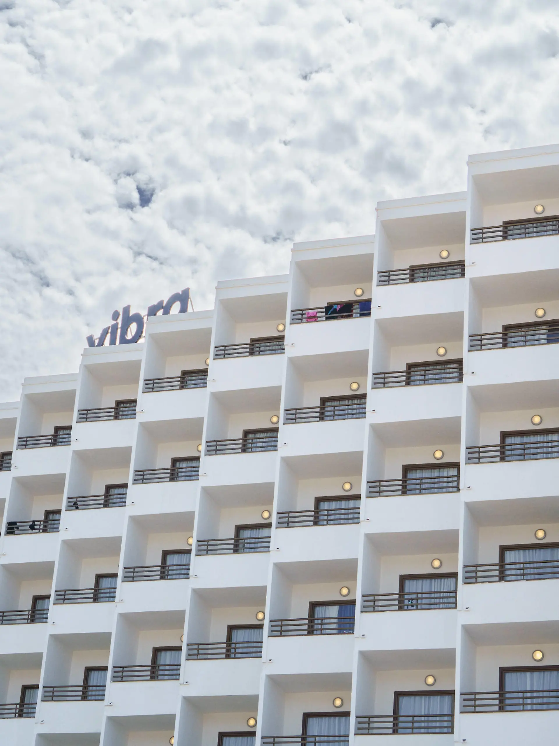 Balkone an einem Hotel im Urlaubsort Peguera - inoffiziell kastilisch Paguera - Symbolfoto Balconing auf Mallorca - Balconing steht für Balkonspringen, eine hoch risikobehaftete Betätigung, bei der, zumeist in Hotelanlagen, von Balkon zu Balkon oder von einem Balkon, aus Fenstern oder auch von Dächern versucht wird, in den Pool zu springen.Balkone an einem Hotel im Urlaubsort Peguera - inoffiziell kastilisch Paguera - Symbolfoto Balconing auf Mallorca - Balconing steht für Balkonspringen, eine hoch risikobehaftete Betätigung, bei der, zumeist in Hotelanlagen, von Balkon zu Balkon oder von, Palma Mallorca Spanien Playa de Palma *** Balconies at a hotel in the resort of Peguera unofficial Castilian Paguera symbol photo Balconing in Mall