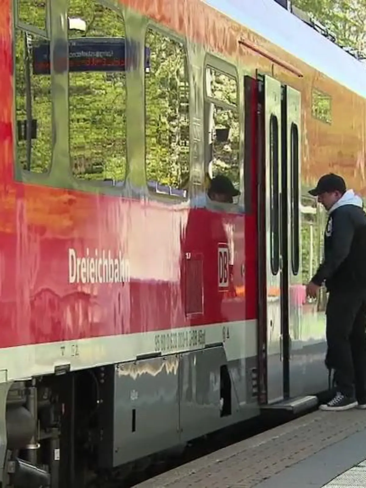 Wer das 7000-Einwohner-Städtchen Großalmerode in Nordhessen besuchen möchte, braucht ein Auto – denn einen Bahnhof sucht man vergeblich. Dabei soll doch das Landleben attraktiver werden. Aber wie soll das funktionieren, wenn man noch nicht einmal hinkommt? Das Thema „Mobilität“ ist mittlerweile auch zum Wahlkampfthema geworden. Wie werden wir uns in Zukunft fortbewegen – und dabei auch noch das Klima schützen? Unsere Politikreporter haben den Spitzenkandidaten von CDU, den Grünen, SPD, der Linken, FDP und AfD genau diese Frage gestellt.