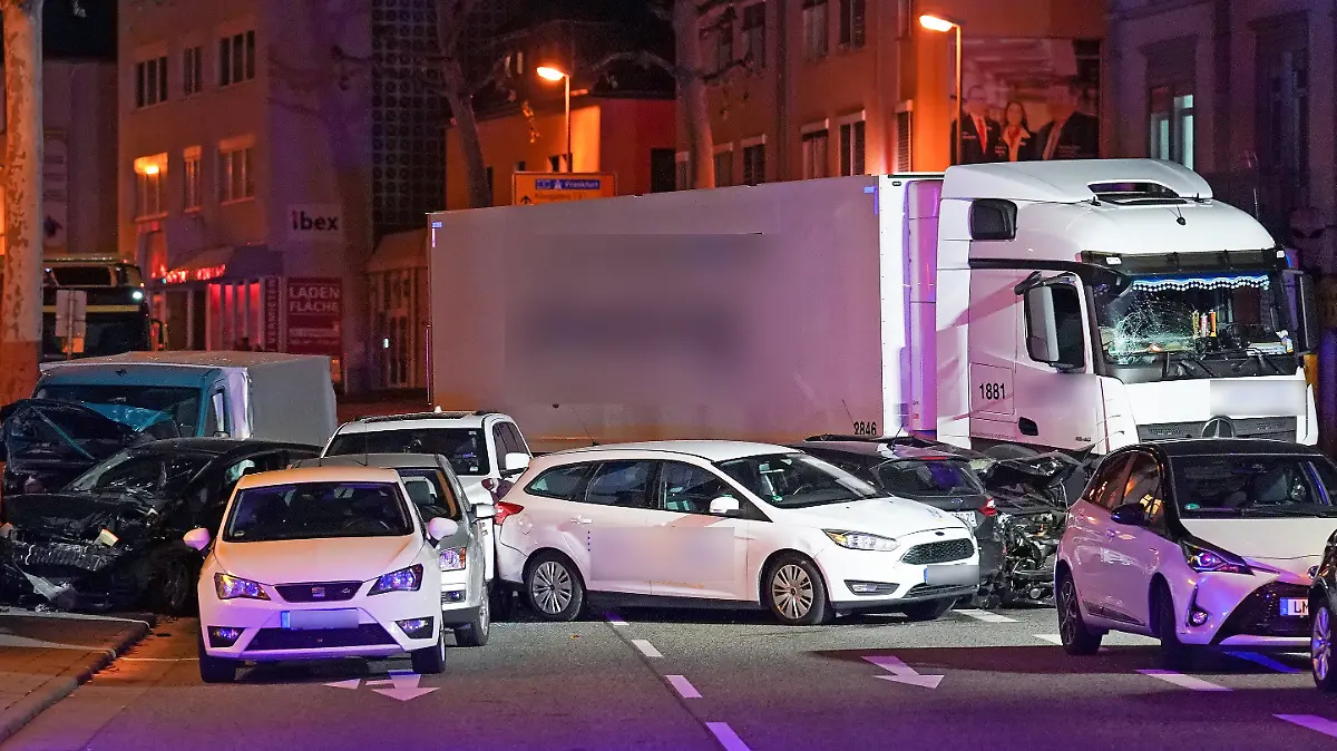ARCHIV - 07.10.2019, Hessen, Limburg/Lahn: Ein Lastwagen ist auf mehrere vor einer roten Ampel vor dem Landgericht stehende Fahrzeuge aufgefahren. Rund ein Jahr nach Beginn des Prozesses um eine mutmaßliche Lkw-Attacke mitten in Limburg beschäftigt der Fall weiterhin die Justiz. (zu dpa "Revision nach Prozess um Limburger Lkw-Unfallfahrt noch offen") Foto: Thorsten Wagner/dpa - ACHTUNG: Die Kennzeichen der Fahrzeuge und das Firmen-Logo des LKWs wurden aus rechtlichen Gründen gepixelt. +++ dpa-Bildfunk +++