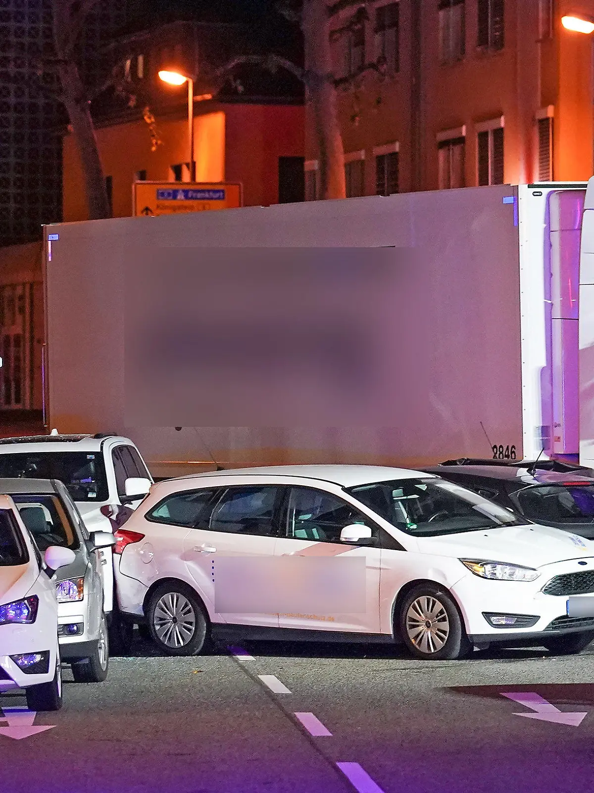 ARCHIV - 07.10.2019, Hessen, Limburg/Lahn: Ein Lastwagen ist auf mehrere vor einer roten Ampel vor dem Landgericht stehende Fahrzeuge aufgefahren. Rund ein Jahr nach Beginn des Prozesses um eine mutmaßliche Lkw-Attacke mitten in Limburg beschäftigt der Fall weiterhin die Justiz. (zu dpa "Revision nach Prozess um Limburger Lkw-Unfallfahrt noch offen") Foto: Thorsten Wagner/dpa - ACHTUNG: Die Kennzeichen der Fahrzeuge und das Firmen-Logo des LKWs wurden aus rechtlichen Gründen gepixelt. +++ dpa-Bildfunk +++