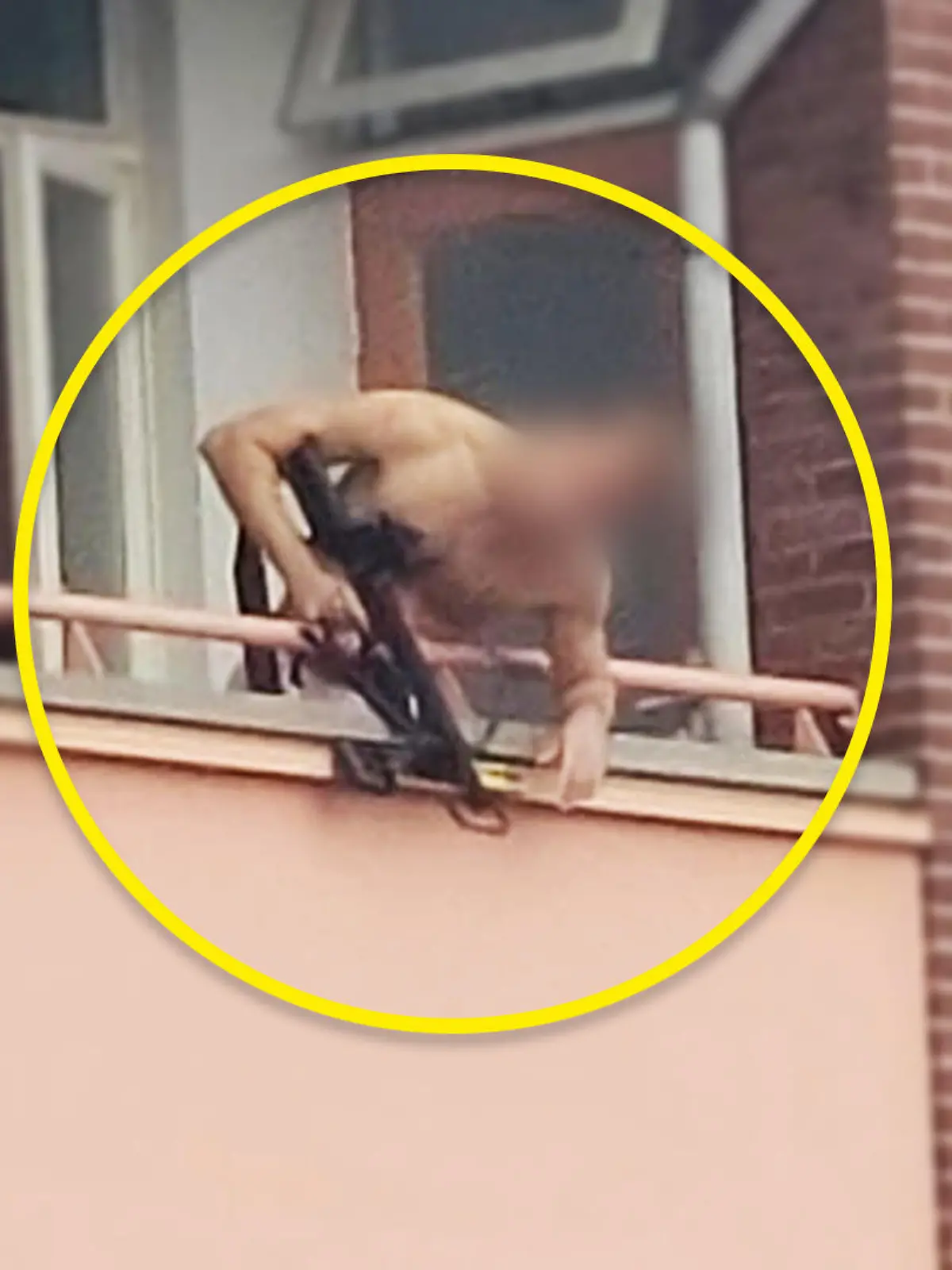 Mann schieß von Balkon aus auf mehrere Menschen.