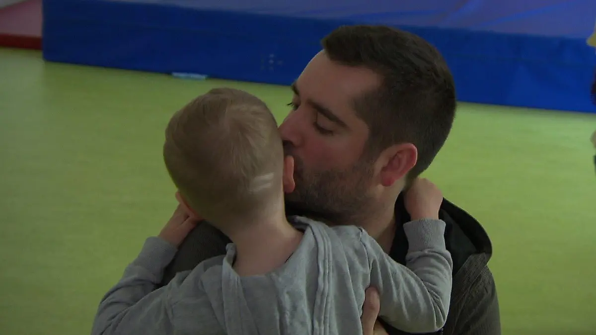 Noch schnell ein Abschiedsküsschen, dann geht's für Vater Moritz zur Arbeit. Viele Eltern haben im Alltag mit Kindern kaum Zeit, sich zu engagieren.