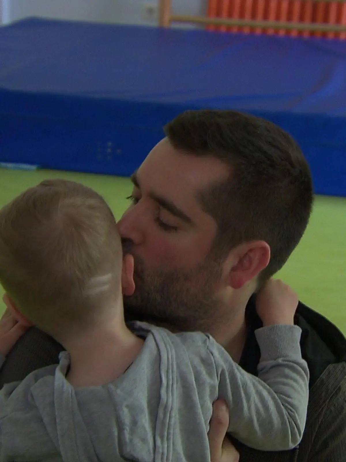 Noch schnell ein Abschiedsküsschen, dann geht's für Vater Moritz zur Arbeit. Viele Eltern haben im Alltag mit Kindern kaum Zeit, sich zu engagieren.