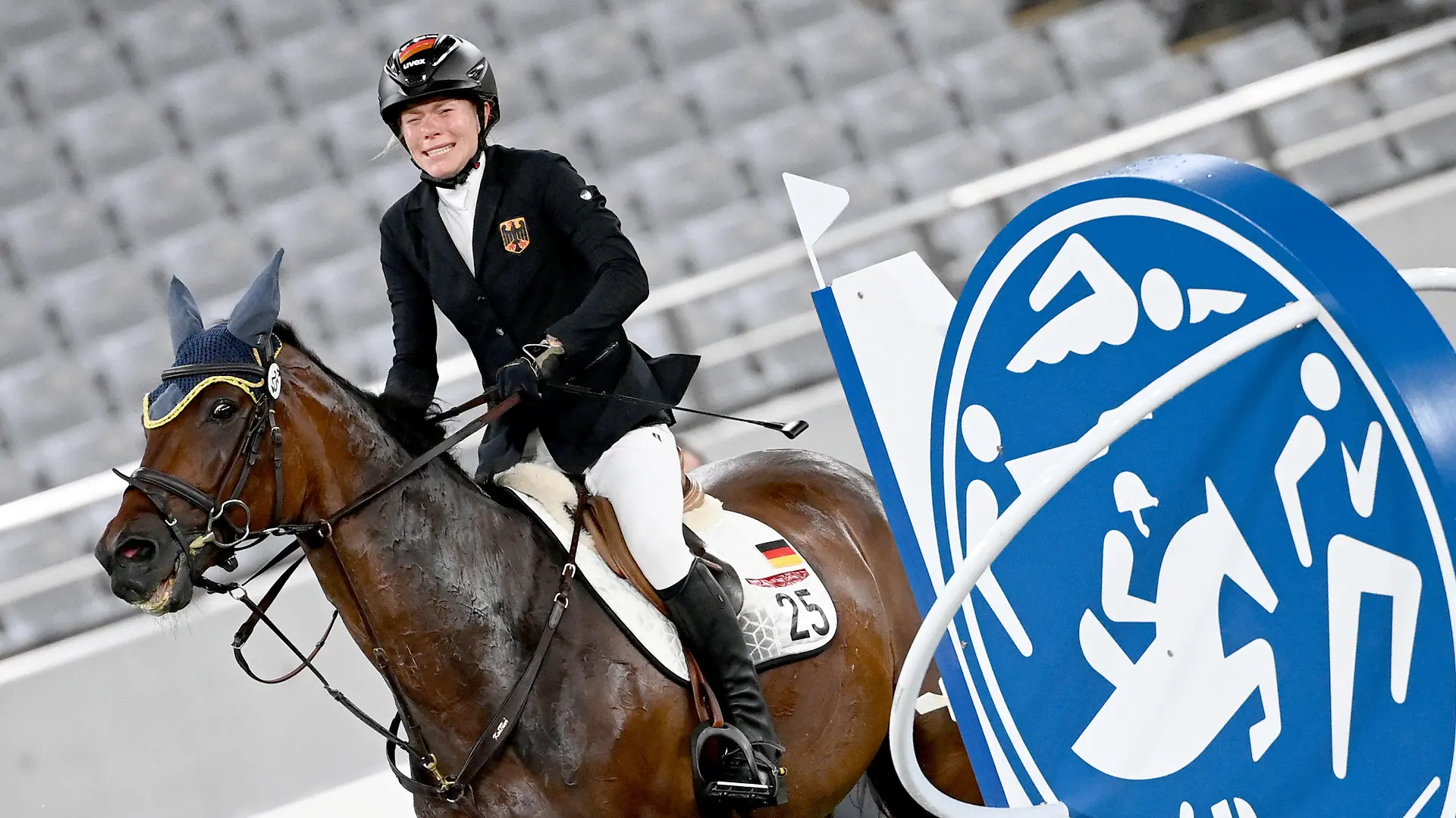 06.08.2021, Japan, Tokio: Moderner Fünfkampf: Olympia, Einzel, Frauen, Springreiten im Tokyo Stadium. Das Pferd Saint Boy von Annika Schleu aus Deutschland verweigert den Sprung. Foto: Marijan Murat/dpa +++ dpa-Bildfunk +++