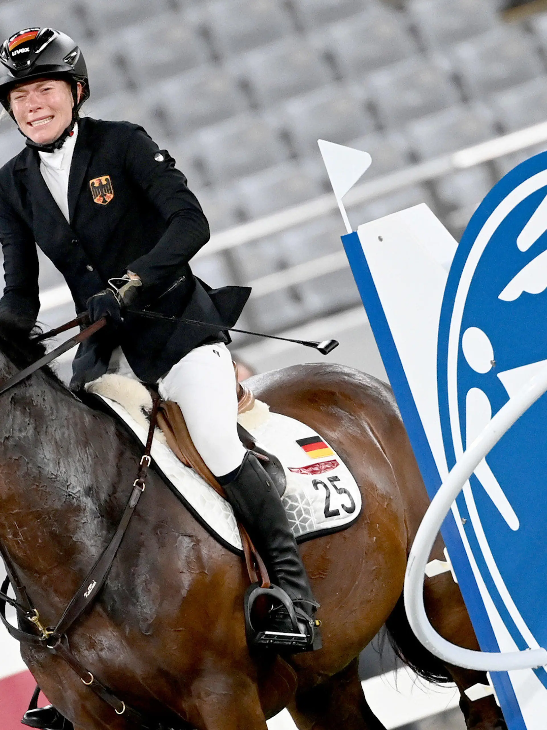 06.08.2021, Japan, Tokio: Moderner Fünfkampf: Olympia, Einzel, Frauen, Springreiten im Tokyo Stadium. Das Pferd Saint Boy von Annika Schleu aus Deutschland verweigert den Sprung. Foto: Marijan Murat/dpa +++ dpa-Bildfunk +++