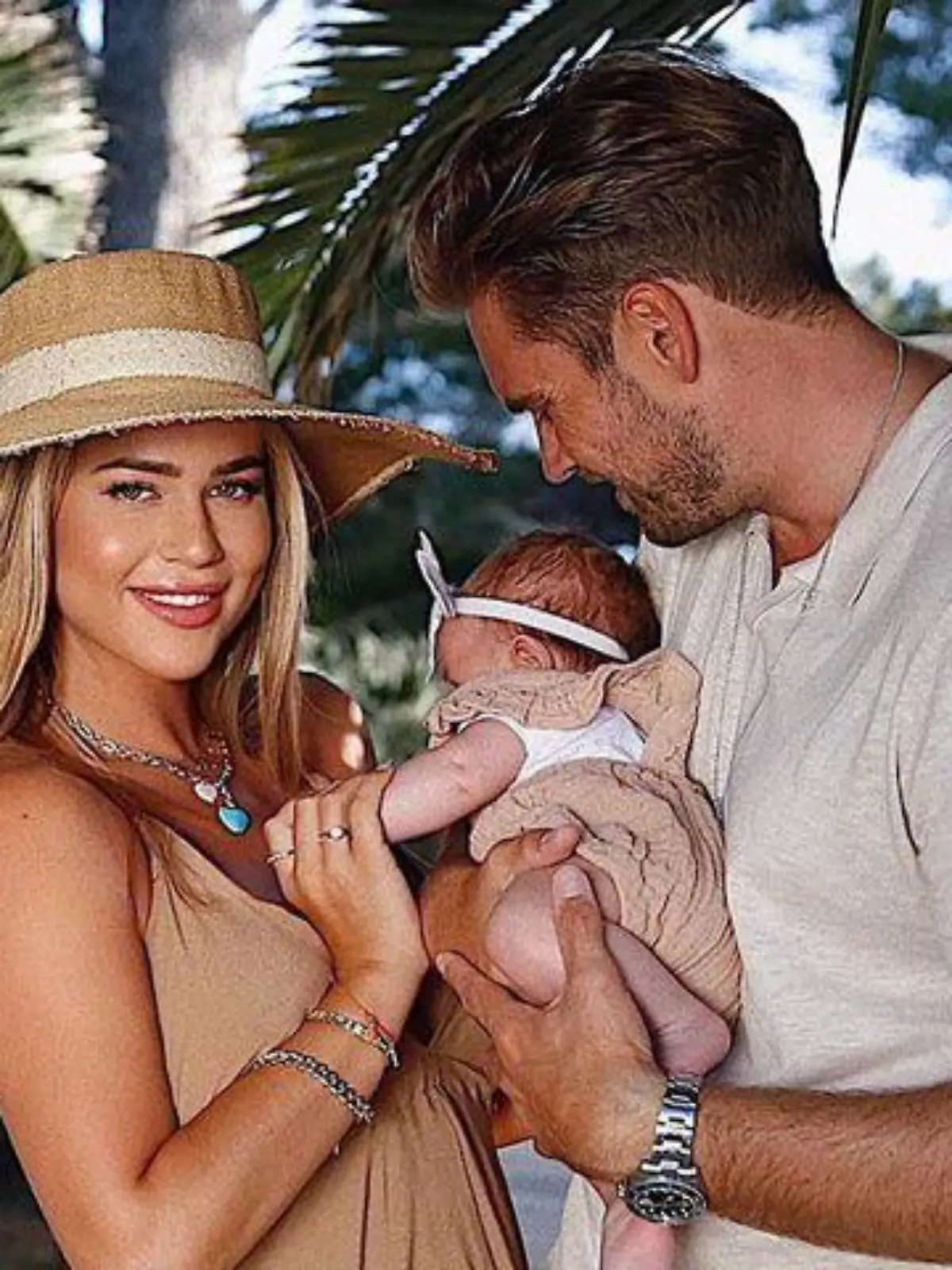Fliegen nach Deutschland: Jessica Paszka und Johannes Haller mit Baby Hailey