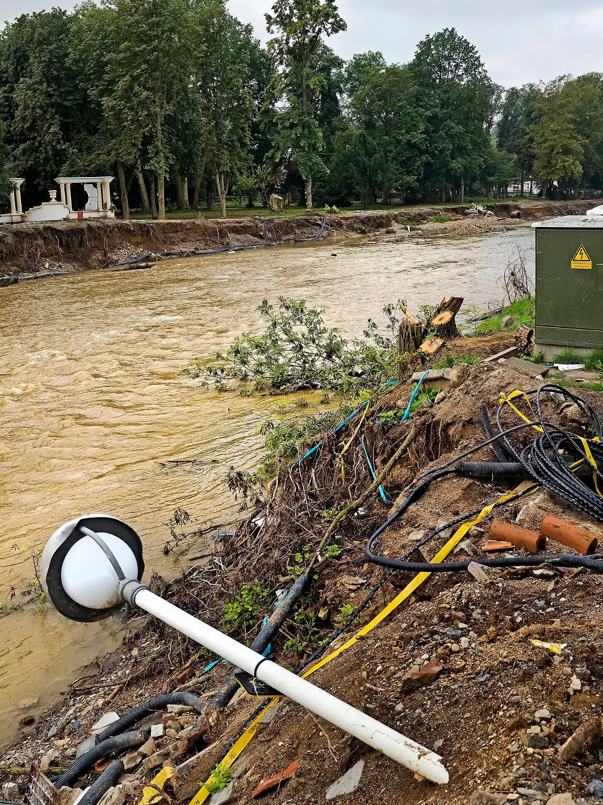 zerstoerte Infrasstruktur an dem Fluss Ahr, Zerstoerungen durch die Flutkatastrophe am 14/15-07.2021 im Ahrtal, Deutschland, Rheinland-Pfalz, Eifel, Bad Neuenahr-Ahrweiler destroyed river banks, destructions in Ahr Valley after flood disaster at 2021-07-14/15, Germany, Rhineland-Palatinate, Eifel, Bad Neuenahr-Ahrweiler BLWS652170 *** destroyed river banks, destructions in Ahr Valley after flood disaster at 2021 07 14 15, Germany, Rhineland Palatinate, Eifel, Bad Neuenahr Ahrweiler BLWS652170 Copyright: xblickwinkel/S.xZiesex 