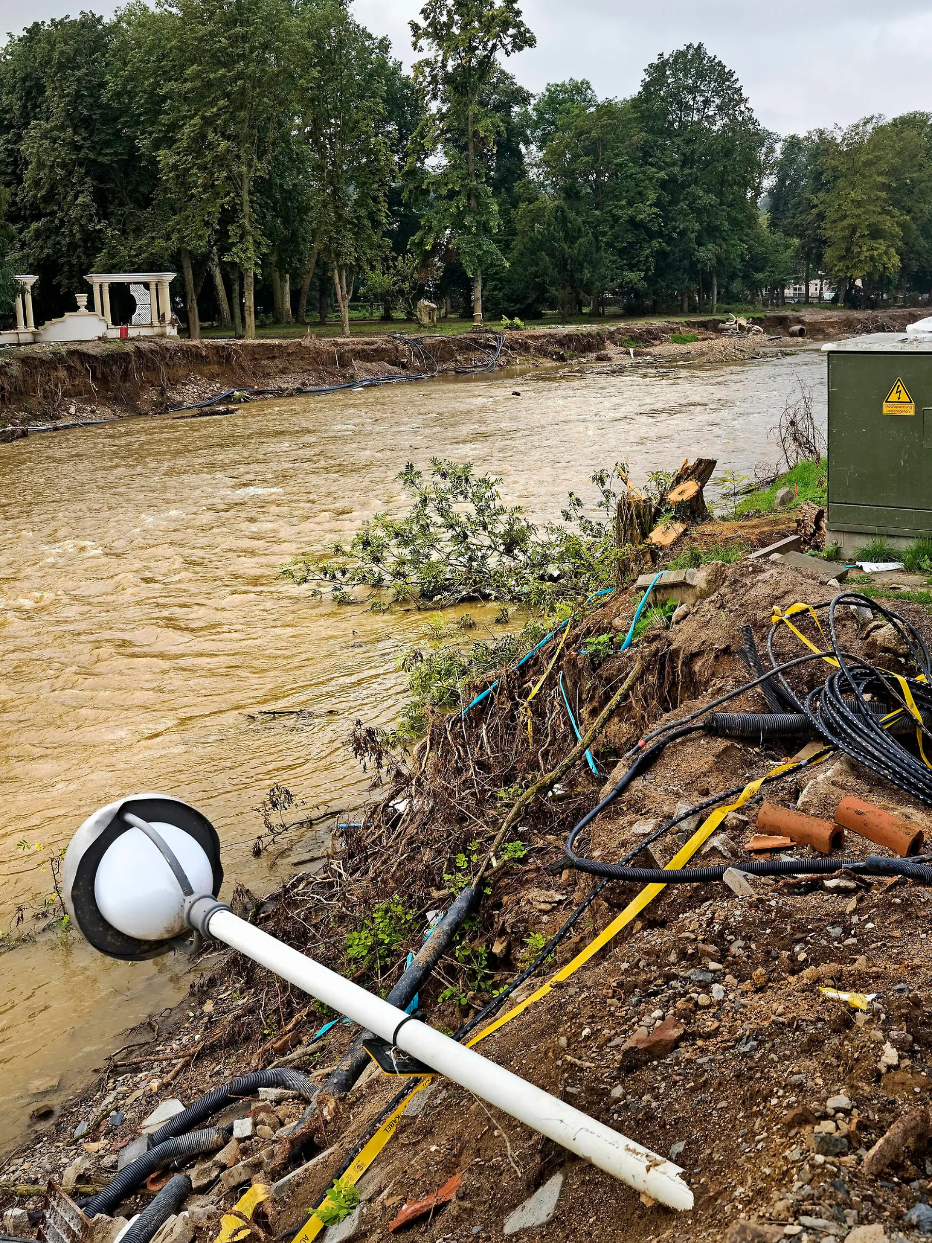 zerstoerte Infrasstruktur an dem Fluss Ahr, Zerstoerungen durch die Flutkatastrophe am 14/15-07.2021 im Ahrtal, Deutschland, Rheinland-Pfalz, Eifel, Bad Neuenahr-Ahrweiler destroyed river banks, destructions in Ahr Valley after flood disaster at 2021-07-14/15, Germany, Rhineland-Palatinate, Eifel, Bad Neuenahr-Ahrweiler BLWS652170 *** destroyed river banks, destructions in Ahr Valley after flood disaster at 2021 07 14 15, Germany, Rhineland Palatinate, Eifel, Bad Neuenahr Ahrweiler BLWS652170 Copyright: xblickwinkel/S.xZiesex 