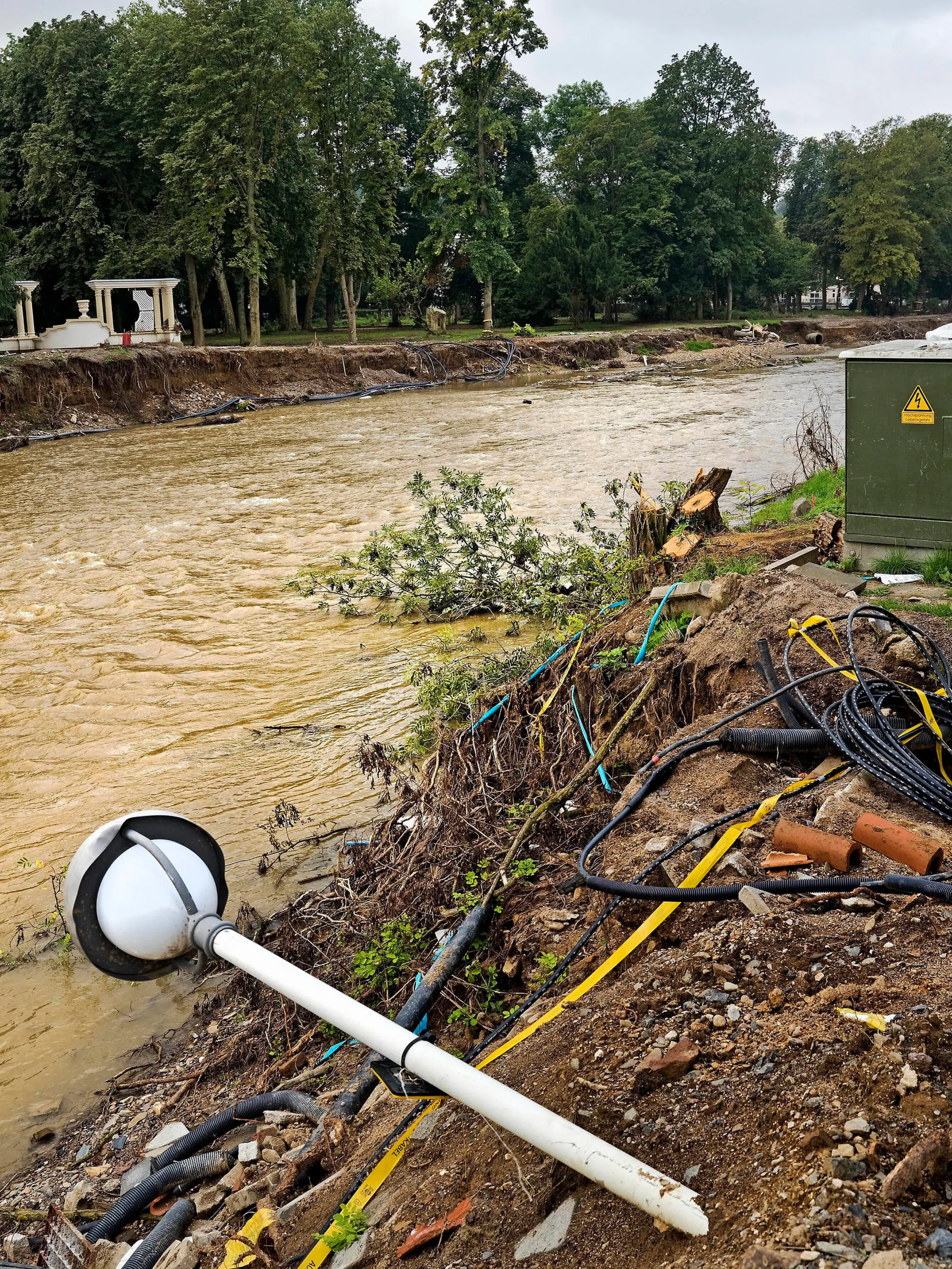zerstoerte Infrasstruktur an dem Fluss Ahr, Zerstoerungen durch die Flutkatastrophe am 14/15-07.2021 im Ahrtal, Deutschland, Rheinland-Pfalz, Eifel, Bad Neuenahr-Ahrweiler destroyed river banks, destructions in Ahr Valley after flood disaster at 2021-07-14/15, Germany, Rhineland-Palatinate, Eifel, Bad Neuenahr-Ahrweiler BLWS652170 *** destroyed river banks, destructions in Ahr Valley after flood disaster at 2021 07 14 15, Germany, Rhineland Palatinate, Eifel, Bad Neuenahr Ahrweiler BLWS652170 Copyright: xblickwinkel/S.xZiesex 