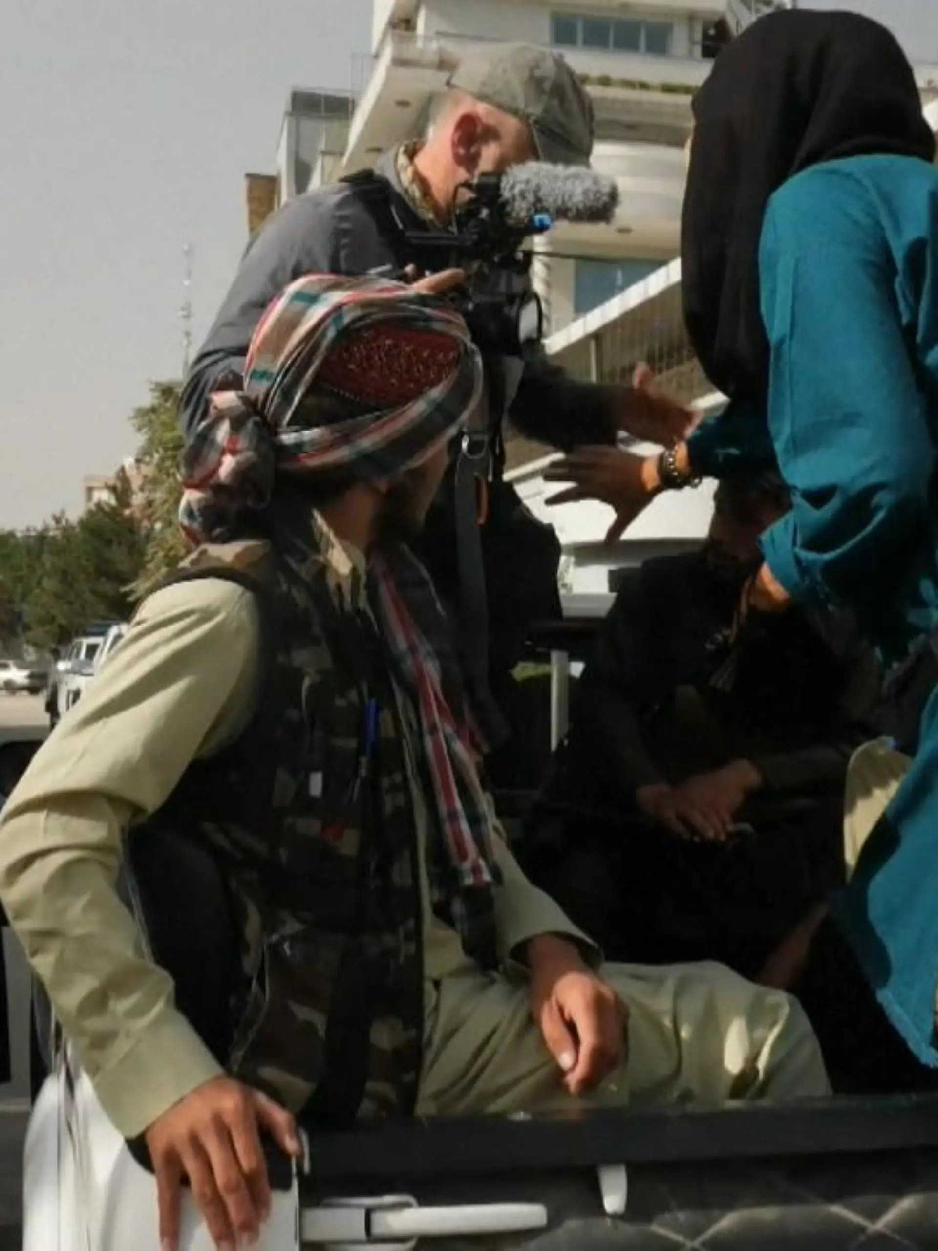 Frauen und lokale Journalisten werden auf offener Straße verprügelt, Soldaten der alten Armee werden aus Rache ermordet. Und die Taliban sprechen von Frieden und Sicherheit. Nein, sie sind nicht viel moderater geworden, auf der internationalen Bühne tun sie nur so, damit sie Hilfsgelder bekommen und ja, wahrscheinlich auch internationale Anerkennung. Alex Crawford von Sky-News war mit den Taliban in Kabul unterwegs.