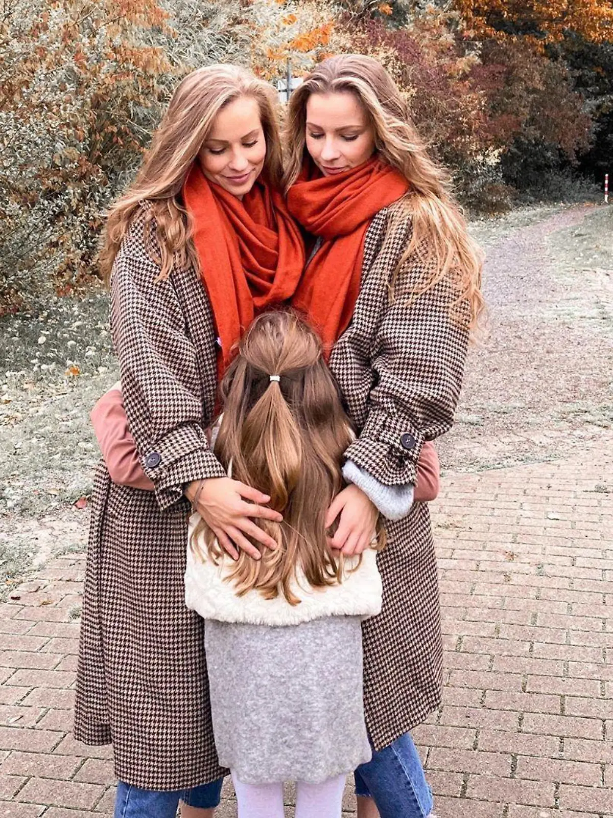 Die Zwillingsschwestern Lara und Nina mit Tochter "Püppi".