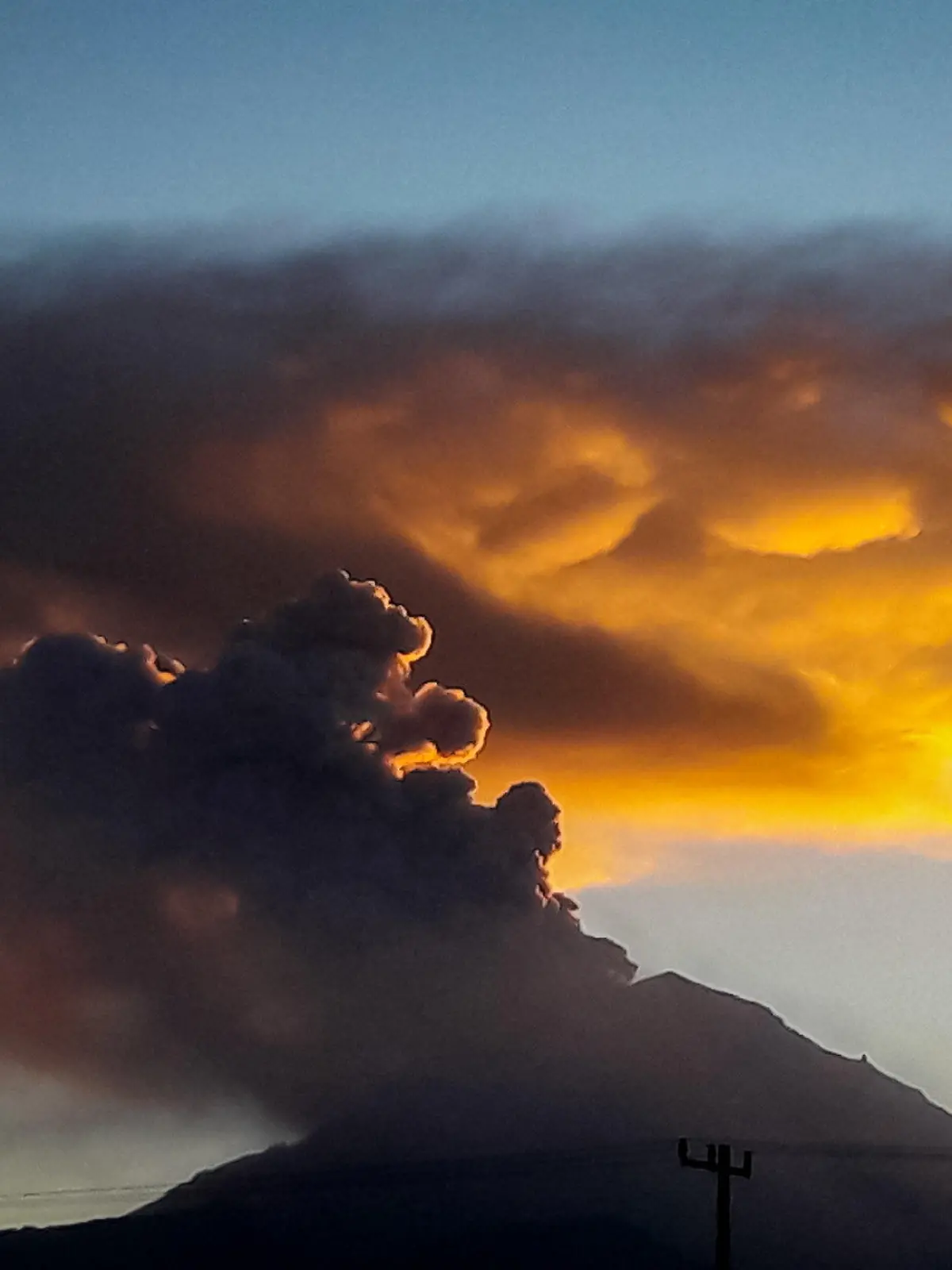 HANDOUT - 09.01.2020, Mexiko, ---: Aus dem Vulkan Popocatepetl steigt eine Aschewolke auf. Der Vulkan ist am 09.01.2020 ausgebrochen. Die Aschewolke war 3 Kilometer hoch. Foto: Especial/NOTIMEX/dpa - ACHTUNG: Nur zur redaktionellen Verwendung im Zusammenhang mit der aktuellen Berichterstattung und nur mit vollständiger Nennung des vorstehenden Credits +++ dpa-Bildfunk +++