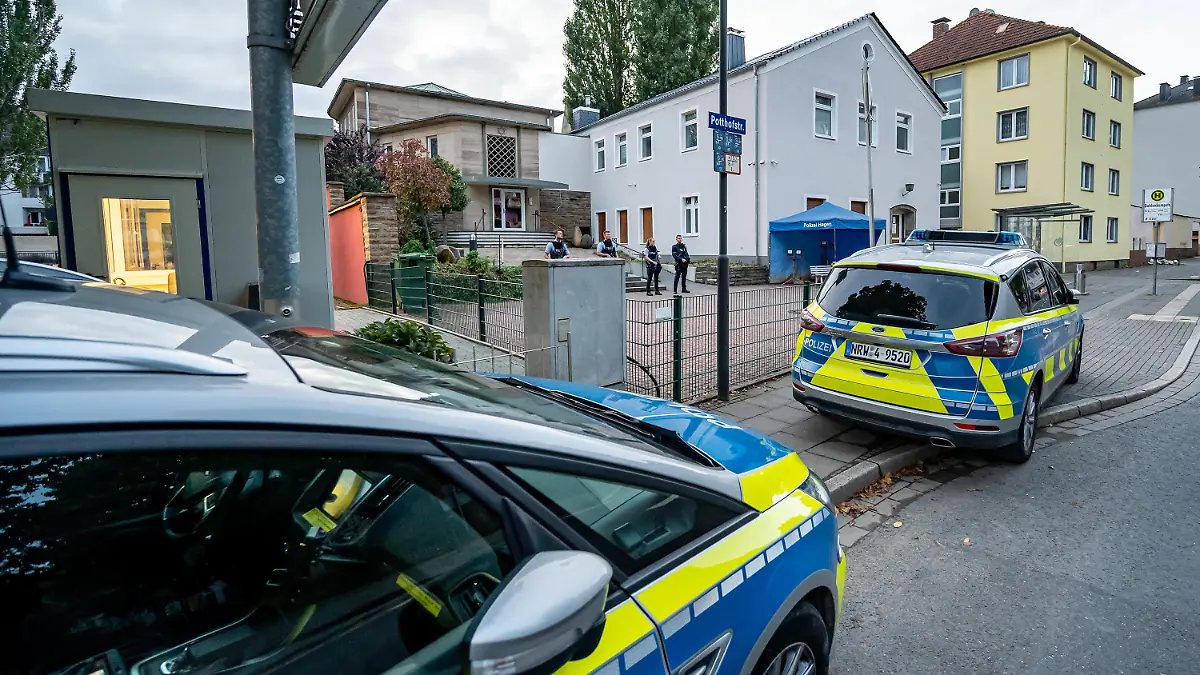 16.09.2021, Nordrhein-Westfalen, Hagen: Polizeifahrzeuge stehen vor der Synagoge in Hagen. Die besonderen Einsatzmaßnahmen der Polizei vor der Hagener Synagoge sind in der Nacht abgeschlossen worden. Die Polizei ist dennoch weiterhin präsent. Foto: Markus Kümper/Sauerlandreporter/dpa +++ dpa-Bildfunk +++