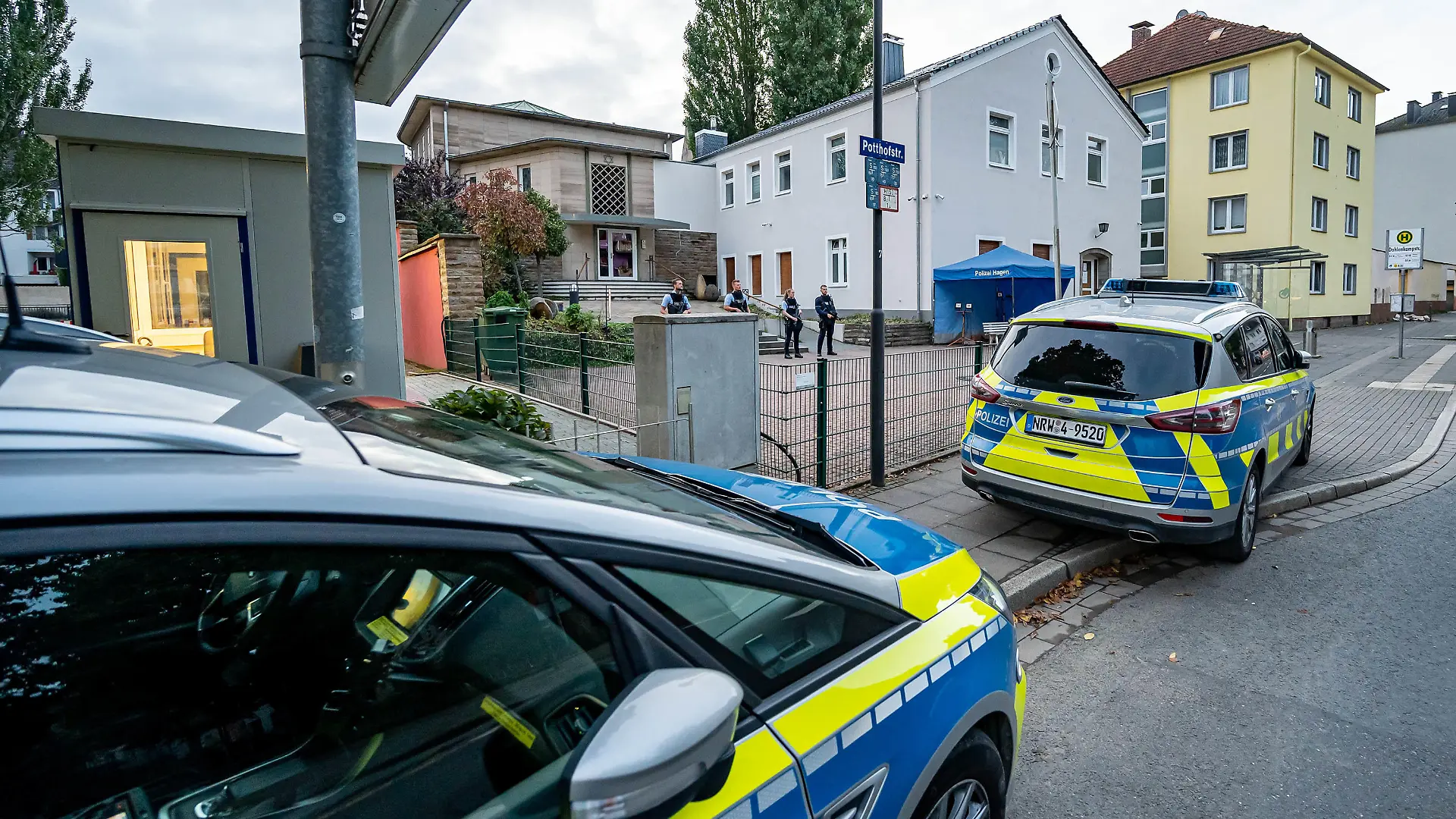 16.09.2021, Nordrhein-Westfalen, Hagen: Polizeifahrzeuge stehen vor der Synagoge in Hagen. Die besonderen Einsatzmaßnahmen der Polizei vor der Hagener Synagoge sind in der Nacht abgeschlossen worden. Die Polizei ist dennoch weiterhin präsent. Foto: Markus Kümper/Sauerlandreporter/dpa +++ dpa-Bildfunk +++
