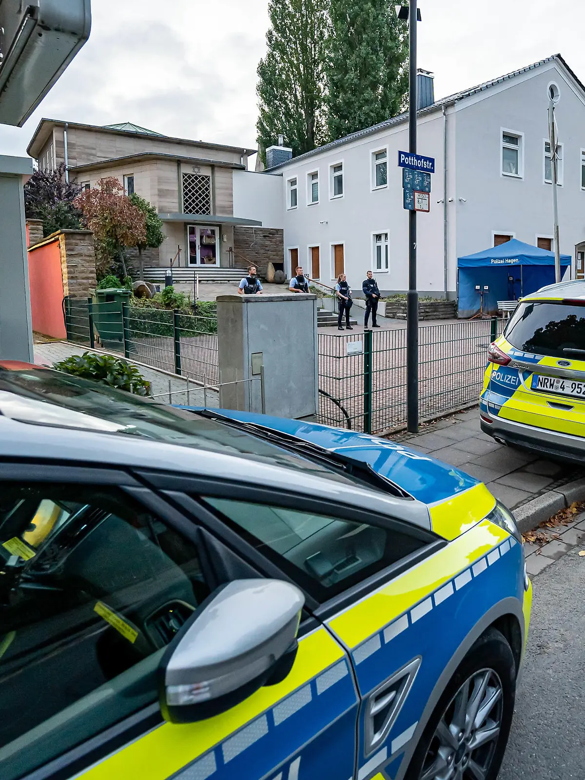 16.09.2021, Nordrhein-Westfalen, Hagen: Polizeifahrzeuge stehen vor der Synagoge in Hagen. Die besonderen Einsatzmaßnahmen der Polizei vor der Hagener Synagoge sind in der Nacht abgeschlossen worden. Die Polizei ist dennoch weiterhin präsent. Foto: Markus Kümper/Sauerlandreporter/dpa +++ dpa-Bildfunk +++