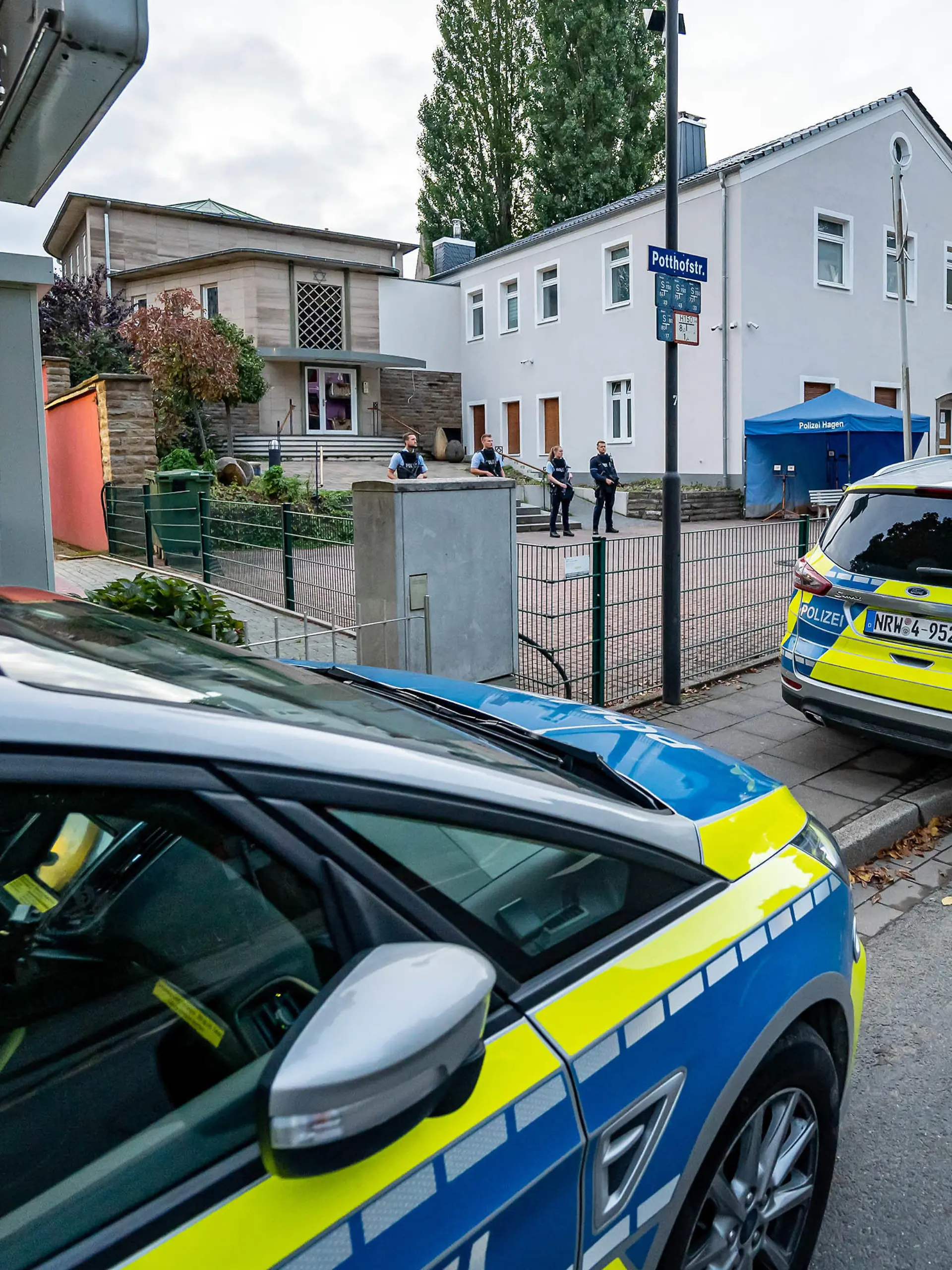16.09.2021, Nordrhein-Westfalen, Hagen: Polizeifahrzeuge stehen vor der Synagoge in Hagen. Die besonderen Einsatzmaßnahmen der Polizei vor der Hagener Synagoge sind in der Nacht abgeschlossen worden. Die Polizei ist dennoch weiterhin präsent. Foto: Markus Kümper/Sauerlandreporter/dpa +++ dpa-Bildfunk +++
