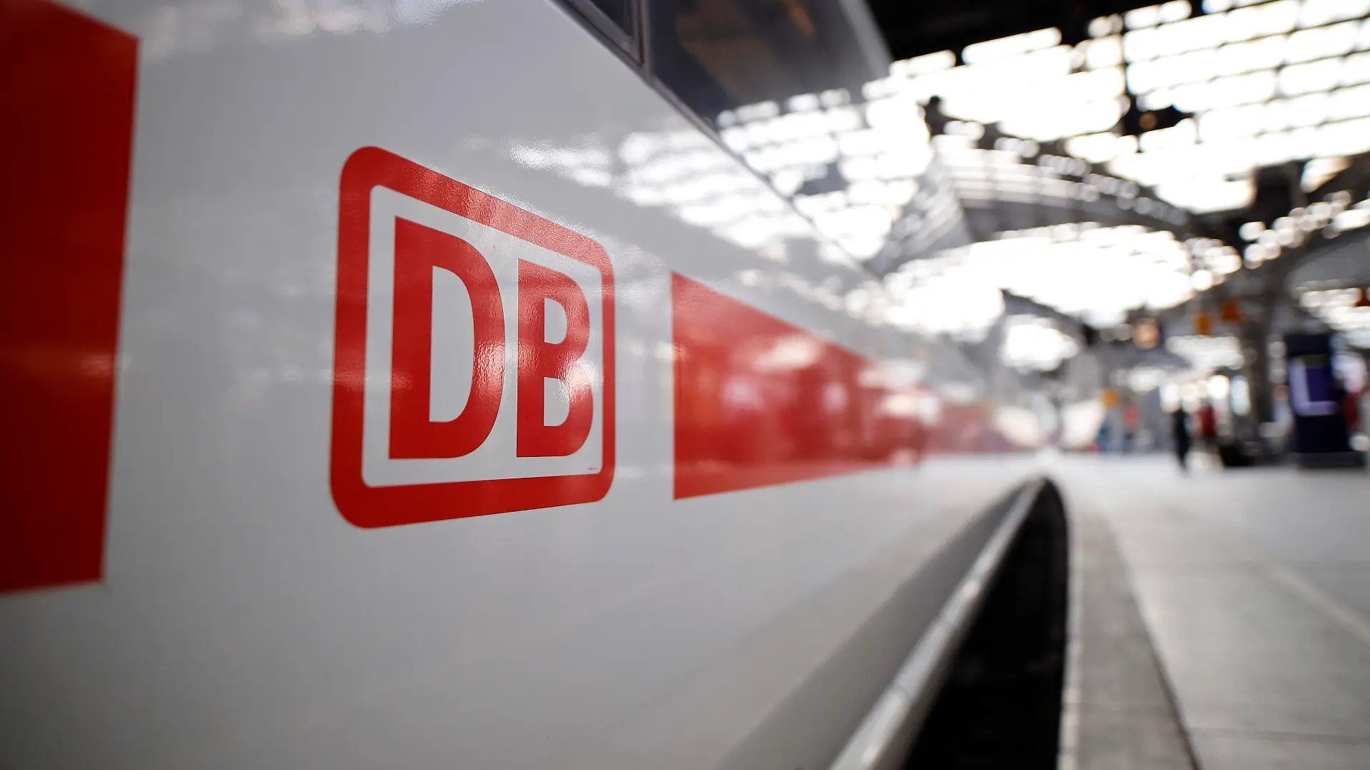 Preiserhöhungen im Bord-Bistro der Deutschen Bahn haben große Diskussionen unter den Kunden ausgelöst. Im Bild ein ICE, wie er ein DB-Bordbistro enthält, am Kölner Hauptbahnhof. (Themenbild, Symbolbild) Köln, 02.05.2021