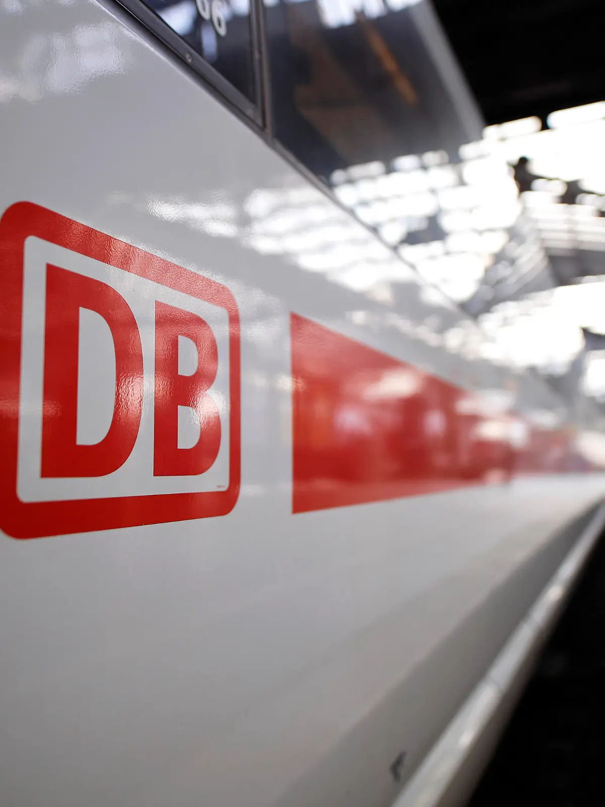 Preiserhöhungen im Bord-Bistro der Deutschen Bahn haben große Diskussionen unter den Kunden ausgelöst. Im Bild ein ICE, wie er ein DB-Bordbistro enthält, am Kölner Hauptbahnhof. (Themenbild, Symbolbild) Köln, 02.05.2021