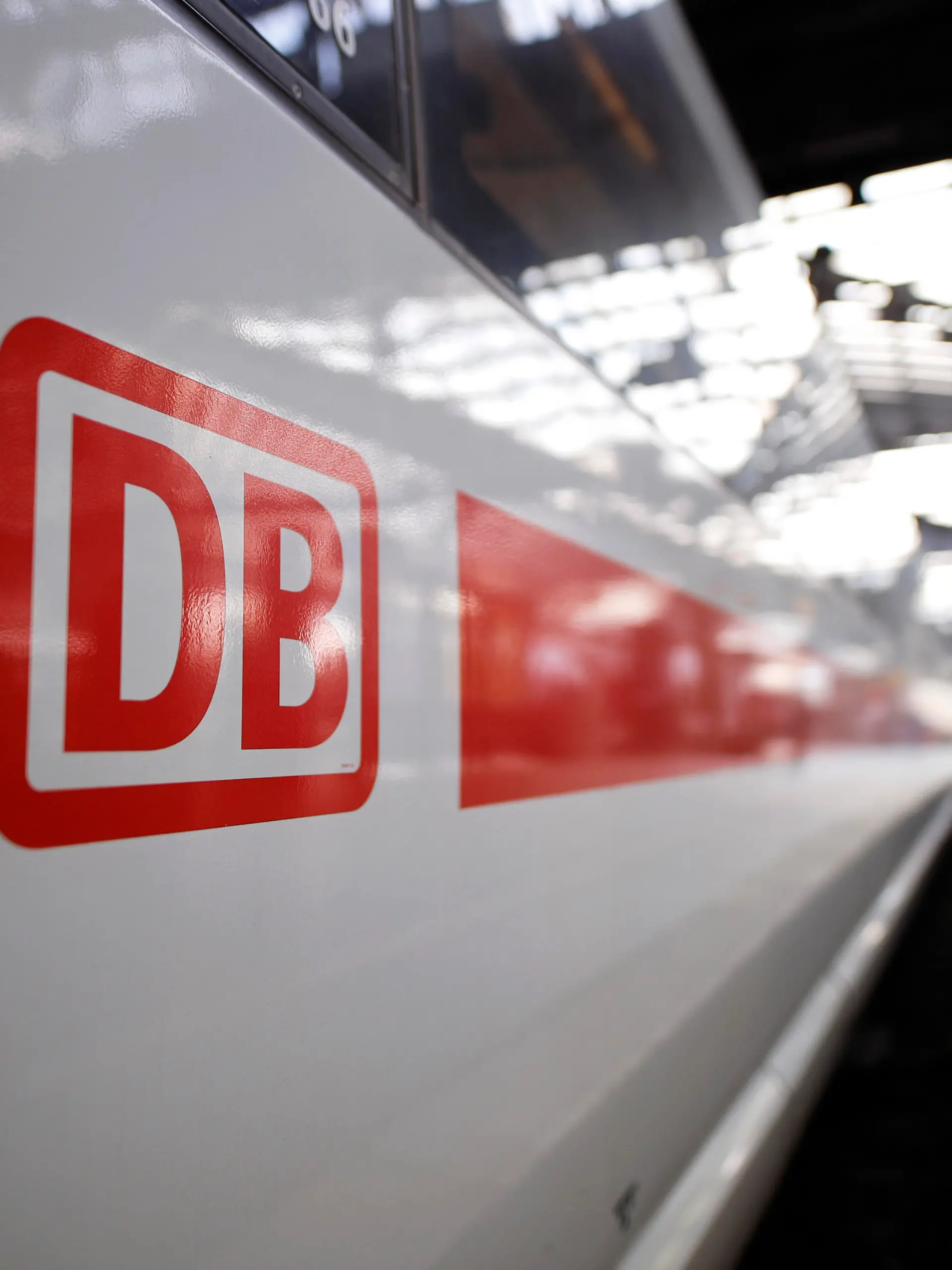 Preiserhöhungen im Bord-Bistro der Deutschen Bahn haben große Diskussionen unter den Kunden ausgelöst. Im Bild ein ICE, wie er ein DB-Bordbistro enthält, am Kölner Hauptbahnhof. (Themenbild, Symbolbild) Köln, 02.05.2021