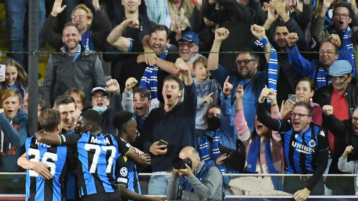 Soccer Football - Champions League - Group A - Club Brugge v Paris St Germain - Jan Breydel Stadium, Bruges, Belgium - September 15, 2021 Club Brugge's Hans Vanaken celebrates scoring their first goal with teammates REUTERS/Piroschka Van De Wouw