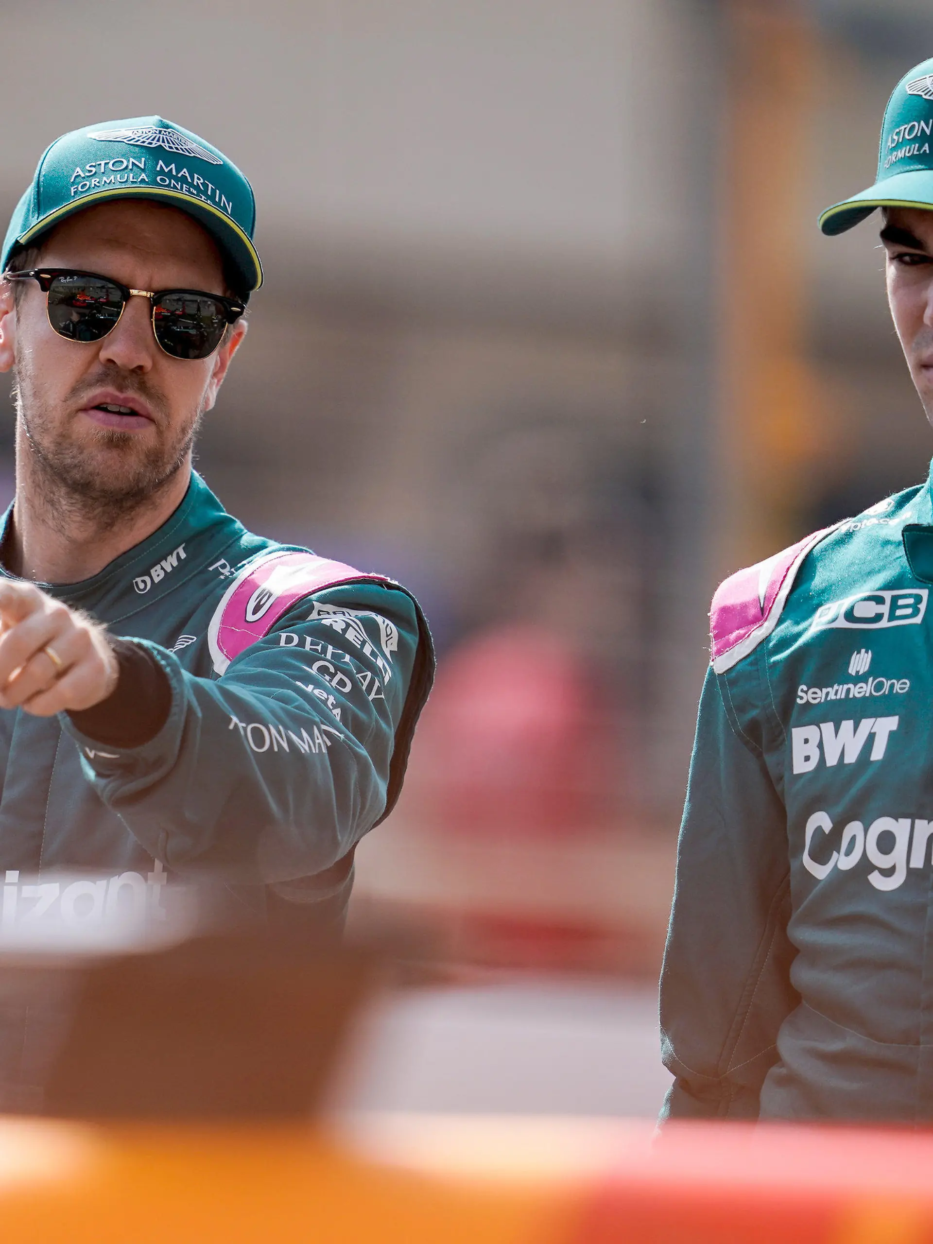 ARCHIV - 12.03.2021, Bahrain, Sakhir: Formel 1: Auftakt der Testfahrten vor der neuen Saison: Sebastian Vettel aus Deutschland (l) und Lance Stroll aus Kanada, beide vom Aston-Martin-Team, unterhalten sich bei einem Fotoshooting auf dem Bahrain International Circuit. Aston Martin hat die Verträge der beiden Piloten für die Saison 2022 verlängert (zu dpa «Zweifel ausgeräumt: Vettel fährt weiter für Aston Martin») Foto: James Gasperotti/ZUMA Wire/dpa +++ dpa-Bildfunk +++