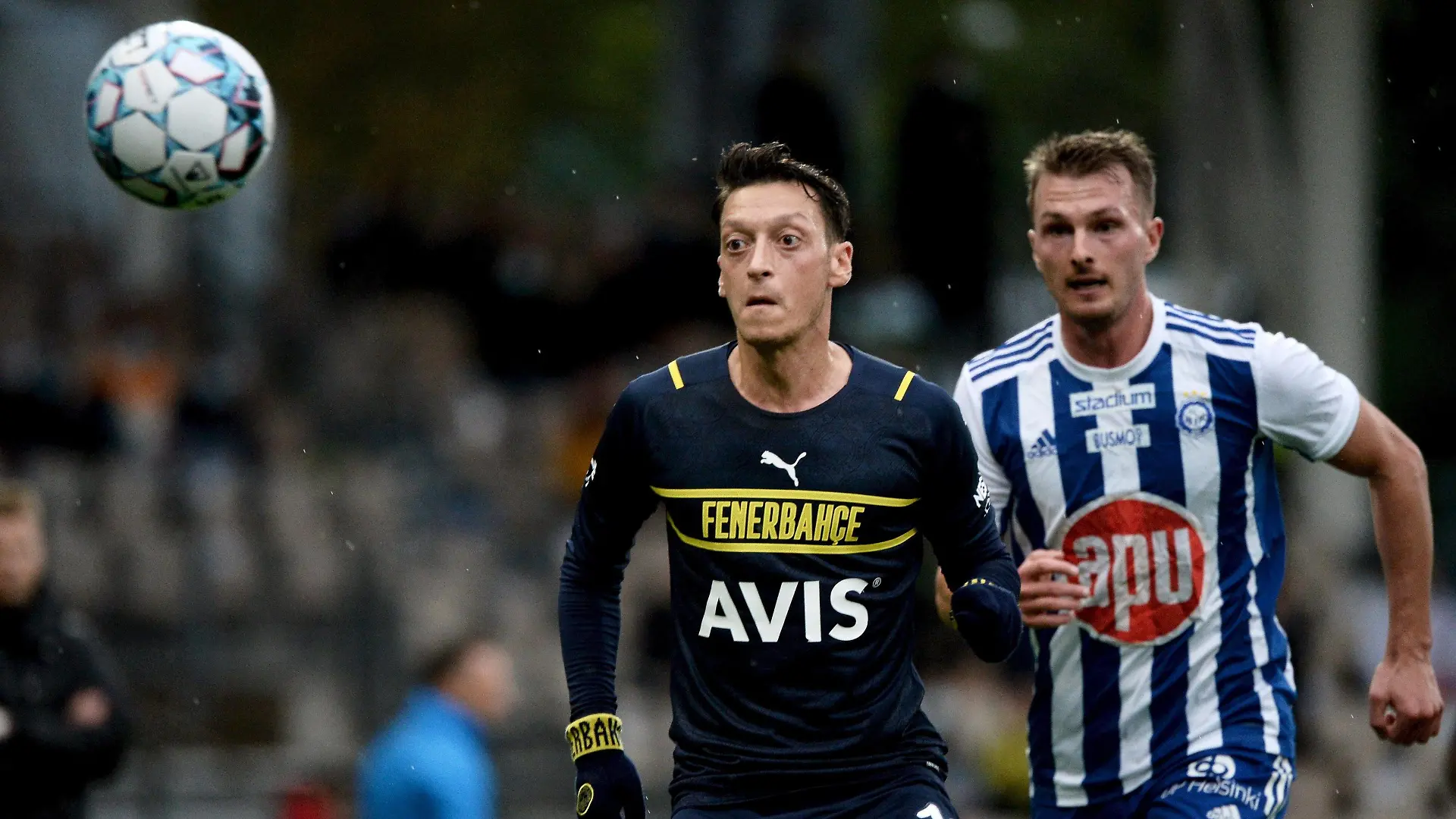 Mesut Özil L of Fenerbahce and Janne Saksela of HJK during the football UEFA Europa League play-off match between HJK and Fenerbahce in Helsinki, Finland on August 26, 2021. Helsinki Finland LKFTVX20210826192607BKVW PUBLICATIONxNOTxINxSUIxAUTxFRAxKORxJPNxSWExNORxFINxDENxNED Copyright: xMikkoxStigx