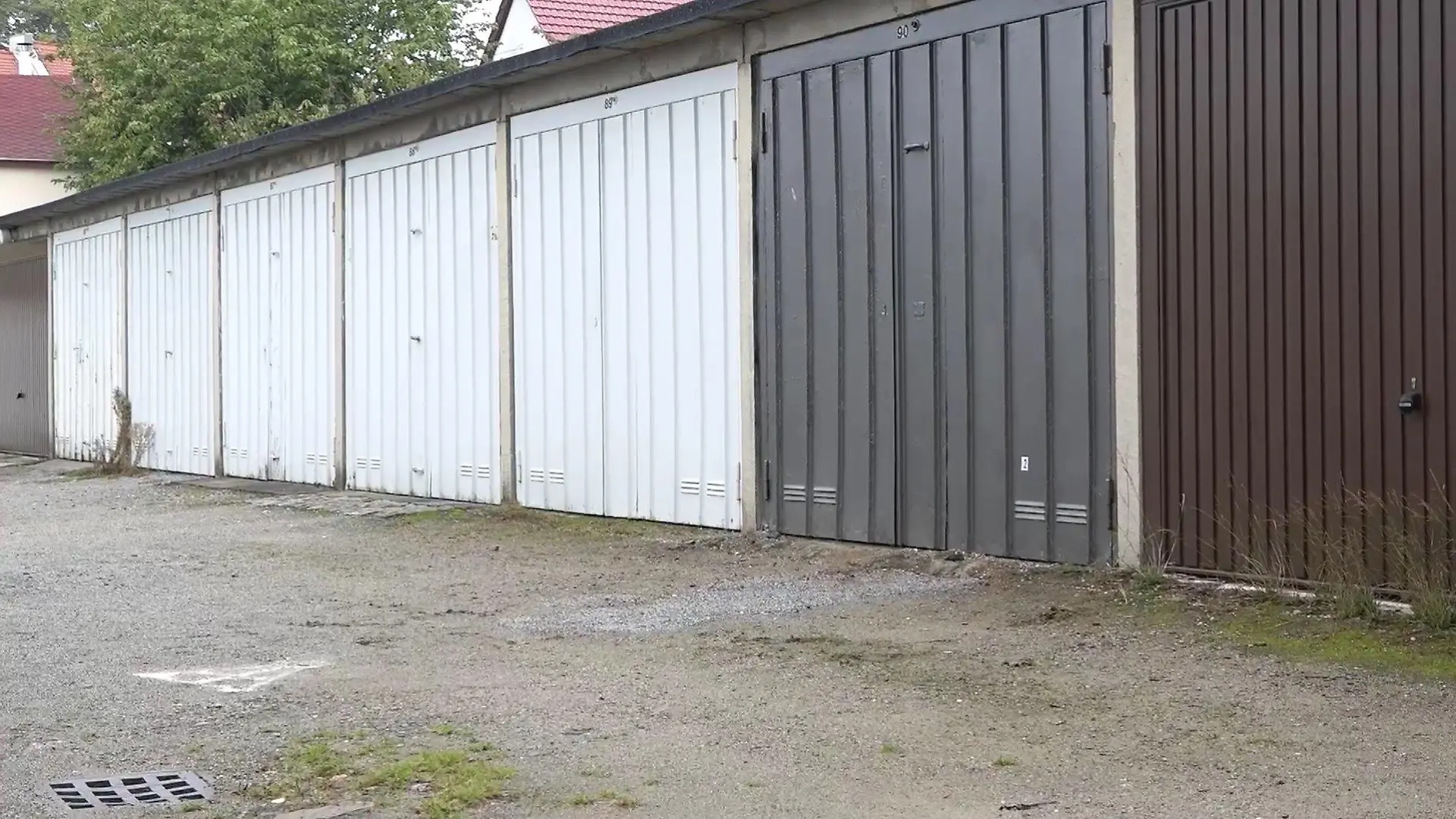 Vor dieser Garage wurde die 16-Jährige erstochen