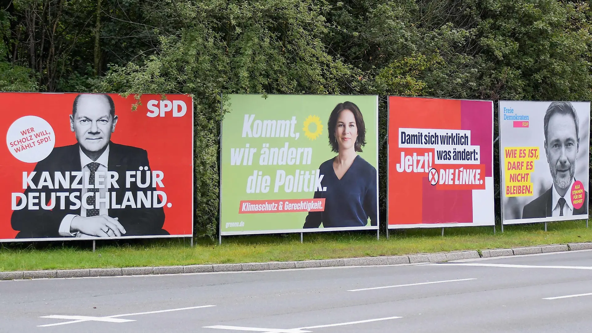 Wahlplakate - Bundestagswahl 2021 am 14.09.2021 in Oberhausen Vier Wahlplakate v.l.n.r. der Parteien: SPD Sozialdemokratische Partei Deutschlands mit der Aufschrift: Kanzler für Deutschland. - Wahlplakat der Partei Bündnis 90/Die Grünen mit der Aufschrift: Kommt, wir ändern die Politik. - Wahlplakat der Partei Die Linke mit der Aufschrift: Damit sich wirklich was ändert: - Wahlplakat der FDP Frei Demokratische Partei mit der Aufschrift: Wie es ist, darf es nicht bleiben. Die Bundestagswahl 2021 wird die Wahl zum 20. Deutschen Bundestag. Sie wird am 26. September 2021 stattfinden. *** Election posters Bundestag election 2021 on 14 09 2021 in Oberhausen Four election posters v l n r the parties SPD Social Democratic Party of G xJFx