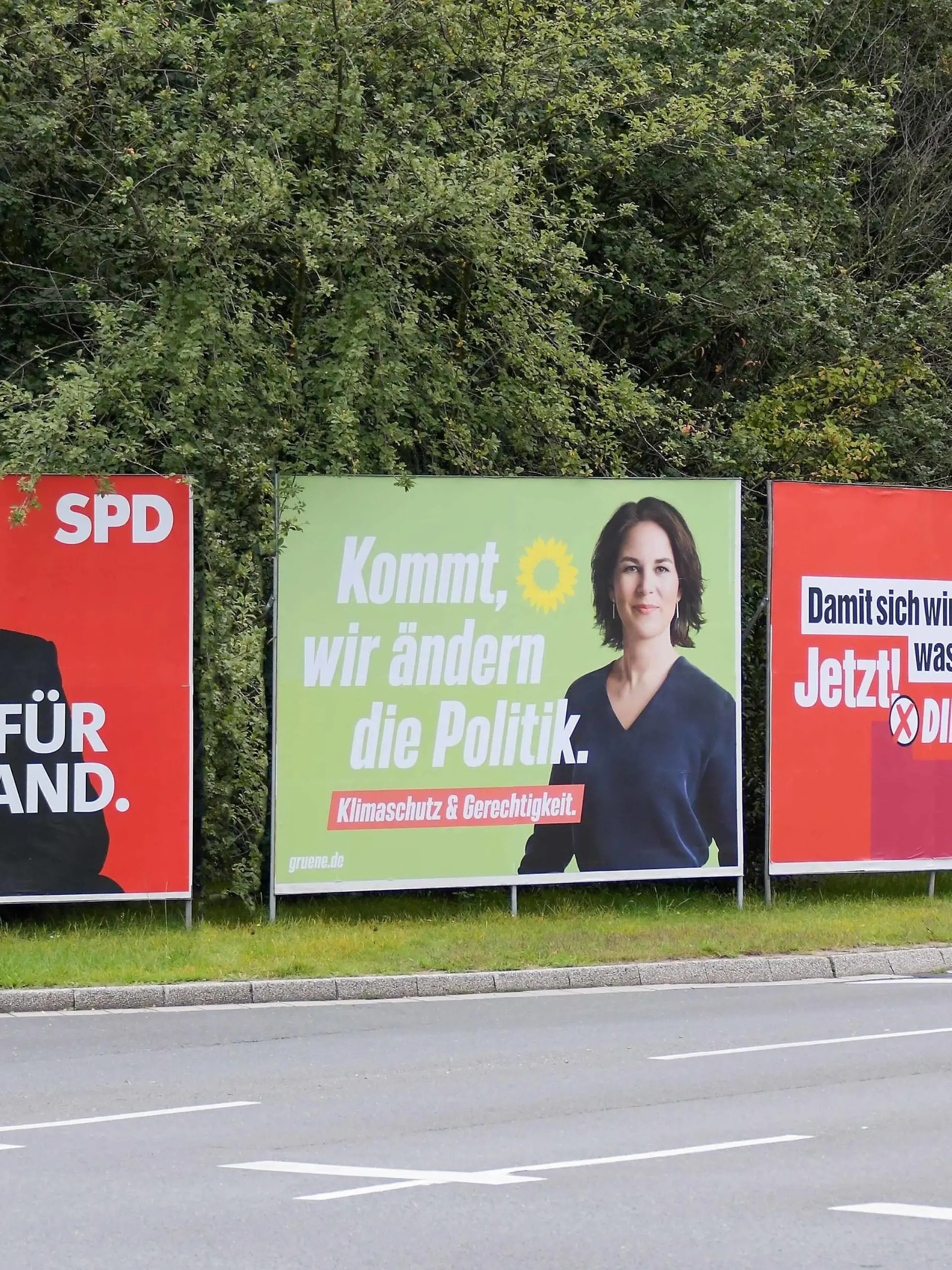  Wahlplakate - Bundestagswahl 2021 am 14.09.2021 in Oberhausen Vier Wahlplakate v.l.n.r. der Parteien: SPD  Sozialdemokratische Partei Deutschlands  mit der Aufschrift: Kanzler für Deutschland. - Wahlplakat der Partei Bündnis 90/Die Grünen mit der Aufschrift: Kommt, wir ändern die Politik. - Wahlplakat der Partei Die Linke mit der Aufschrift: Damit sich wirklich was ändert: - Wahlplakat der FDP  Frei Demokratische Partei  mit der Aufschrift: Wie es ist, darf es nicht bleiben. Die Bundestagswahl 2021 wird die Wahl zum 20. Deutschen Bundestag. Sie wird am 26. September 2021 stattfinden. *** Election posters Bundestag election 2021 on 14 09 2021 in Oberhausen Four election posters v l n r the parties SPD Social Democratic Party of G xJFx