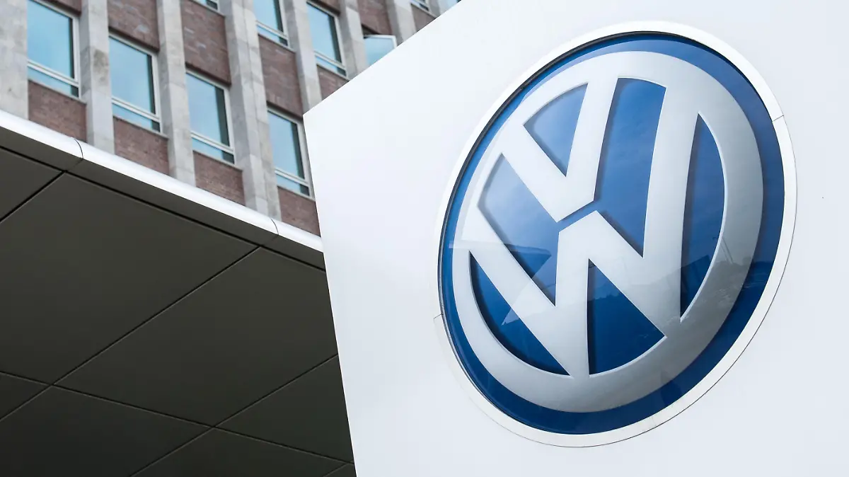 ARCHIV - 19.05.2017, Niedersachsen, Wolfsburg: Ein Schild mit einem Volkswagen Logo steht auf dem VW-Werksgelände(zu dpa «Bericht: Staatsanwaltschaft durchsucht erneut Büros bei Volkswagen» vom 20.03.2018) Foto: Silas Stein/dpa +++ dpa-Bildfunk +++