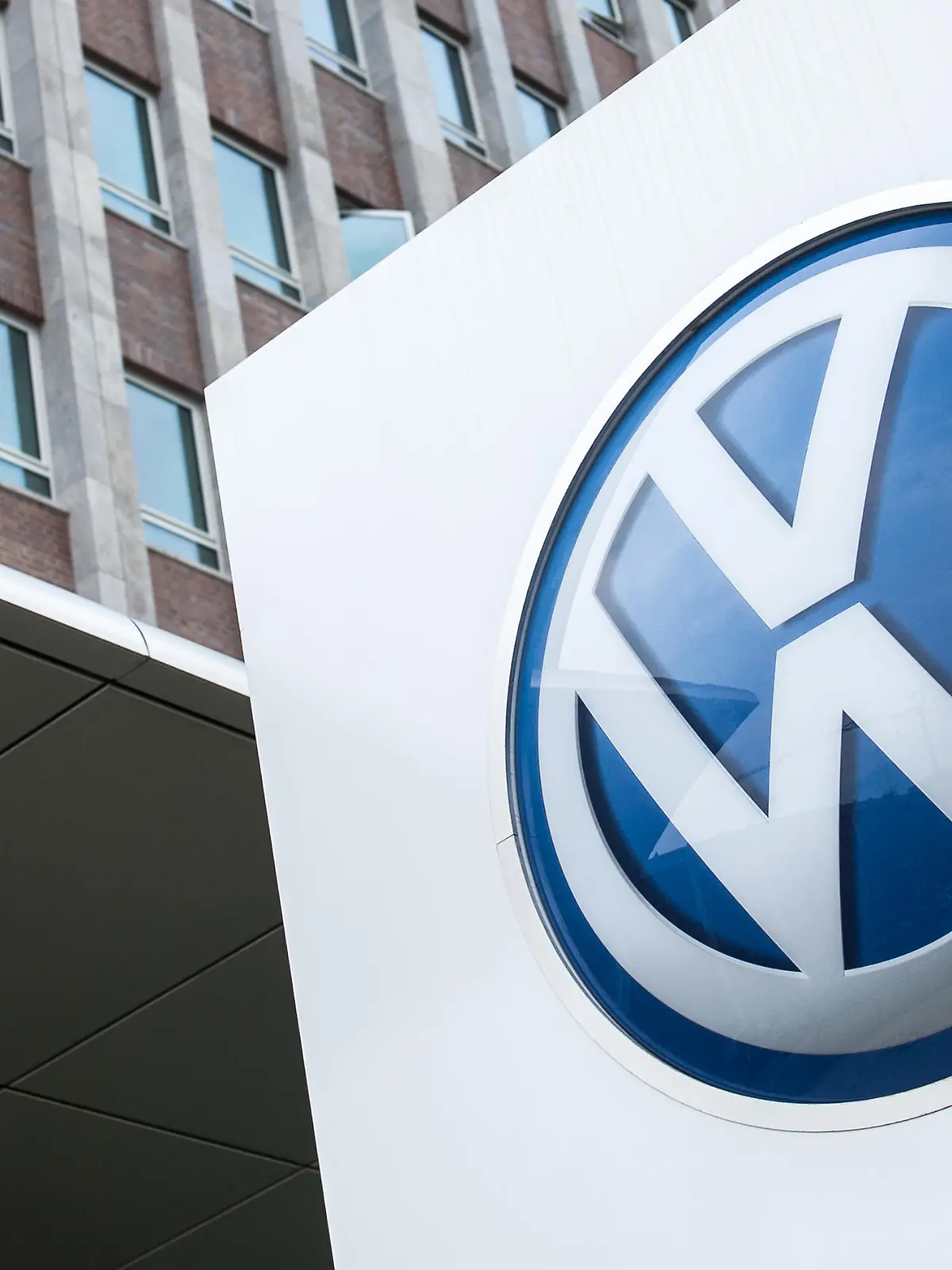 ARCHIV - 19.05.2017, Niedersachsen, Wolfsburg: Ein Schild mit einem Volkswagen Logo steht auf dem VW-Werksgelände(zu dpa «Bericht: Staatsanwaltschaft durchsucht erneut Büros bei Volkswagen» vom 20.03.2018) Foto: Silas Stein/dpa +++ dpa-Bildfunk +++