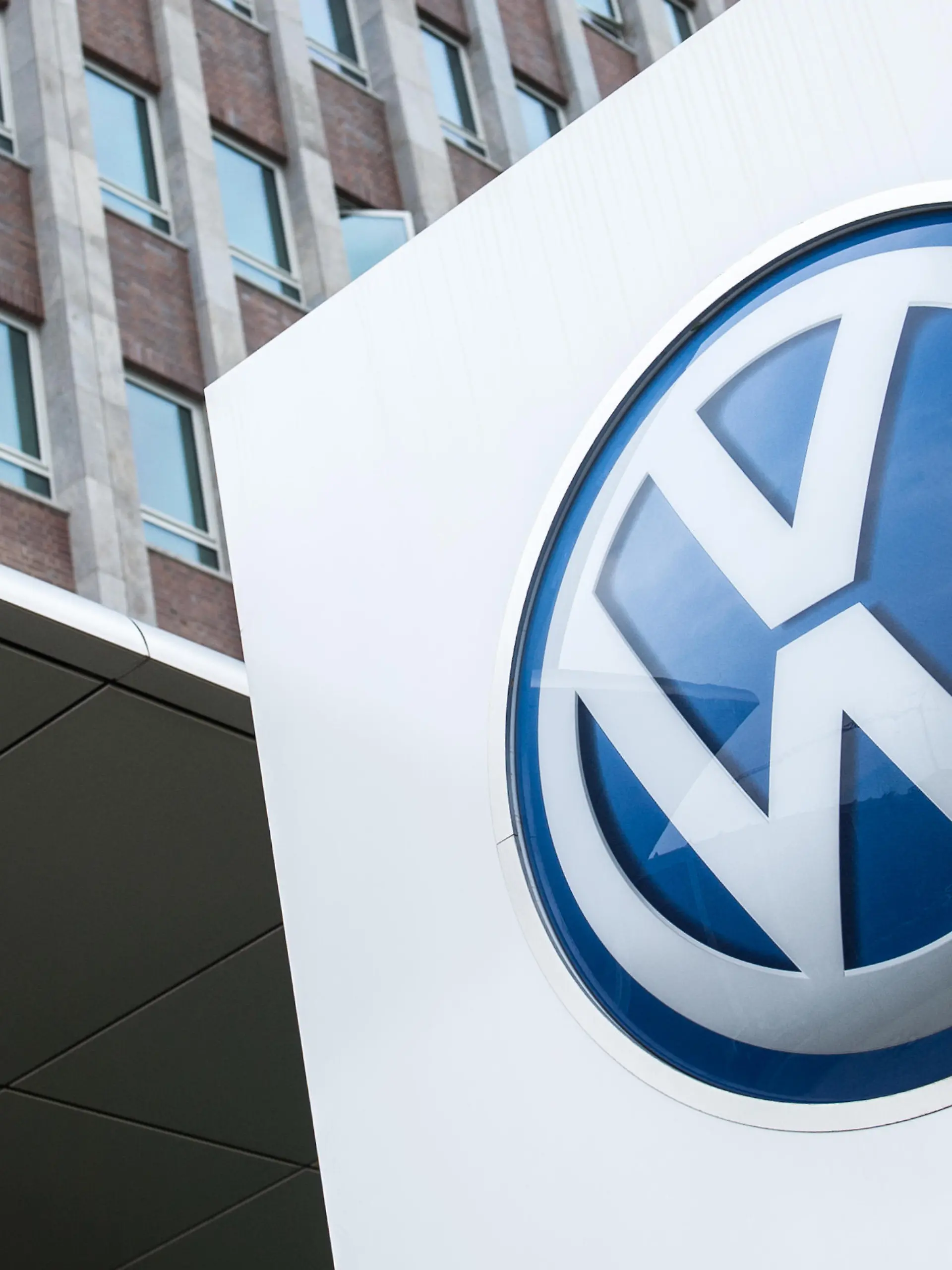 ARCHIV - 19.05.2017, Niedersachsen, Wolfsburg: Ein Schild mit einem Volkswagen Logo steht auf dem VW-Werksgelände(zu dpa «Bericht: Staatsanwaltschaft durchsucht erneut Büros bei Volkswagen» vom 20.03.2018) Foto: Silas Stein/dpa +++ dpa-Bildfunk +++