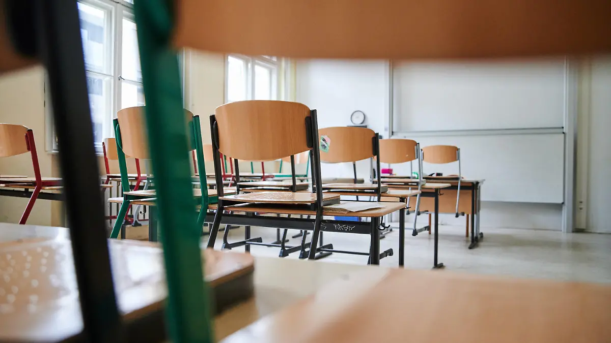 ARCHIV - 11.01.2021, Berlin: In einem Klassenzimmer des John-Lennon-Gymnasiums in Prenzlauer Berg stehen die Stühle auf den Tischen. Der Präsident der Deutschen Gesellschaft für Kinder- und Jugendmedizin (DGKJ) sieht Kinder und Jugendliche durch Folgen der Pandemie-Situation beeinträchtigt. (zu dpa «Experte: Lockdown für die meisten Kinder belastender als Covid-19») Foto: Annette Riedl/dpa +++ dpa-Bildfunk +++