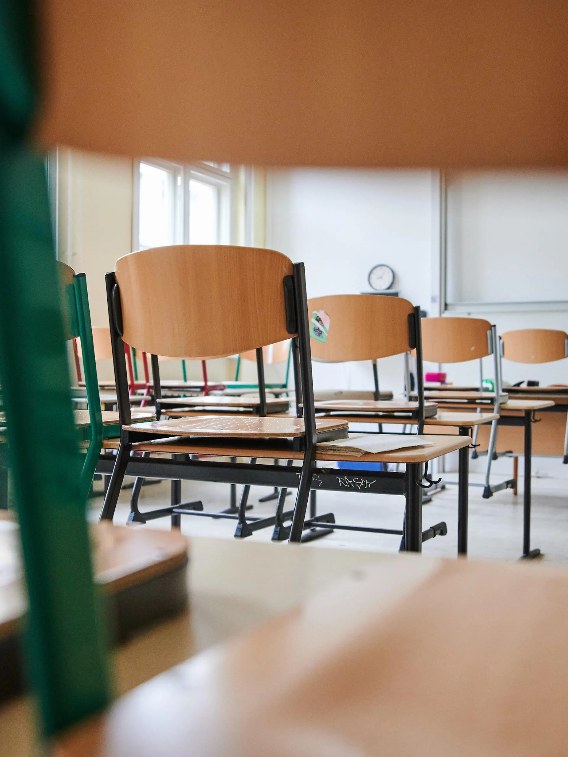 ARCHIV - 11.01.2021, Berlin: In einem Klassenzimmer des John-Lennon-Gymnasiums in Prenzlauer Berg stehen die Stühle auf den Tischen. Der Präsident der Deutschen Gesellschaft für Kinder- und Jugendmedizin (DGKJ) sieht Kinder und Jugendliche durch Folgen der Pandemie-Situation beeinträchtigt. (zu dpa «Experte: Lockdown für die meisten Kinder belastender als Covid-19») Foto: Annette Riedl/dpa +++ dpa-Bildfunk +++