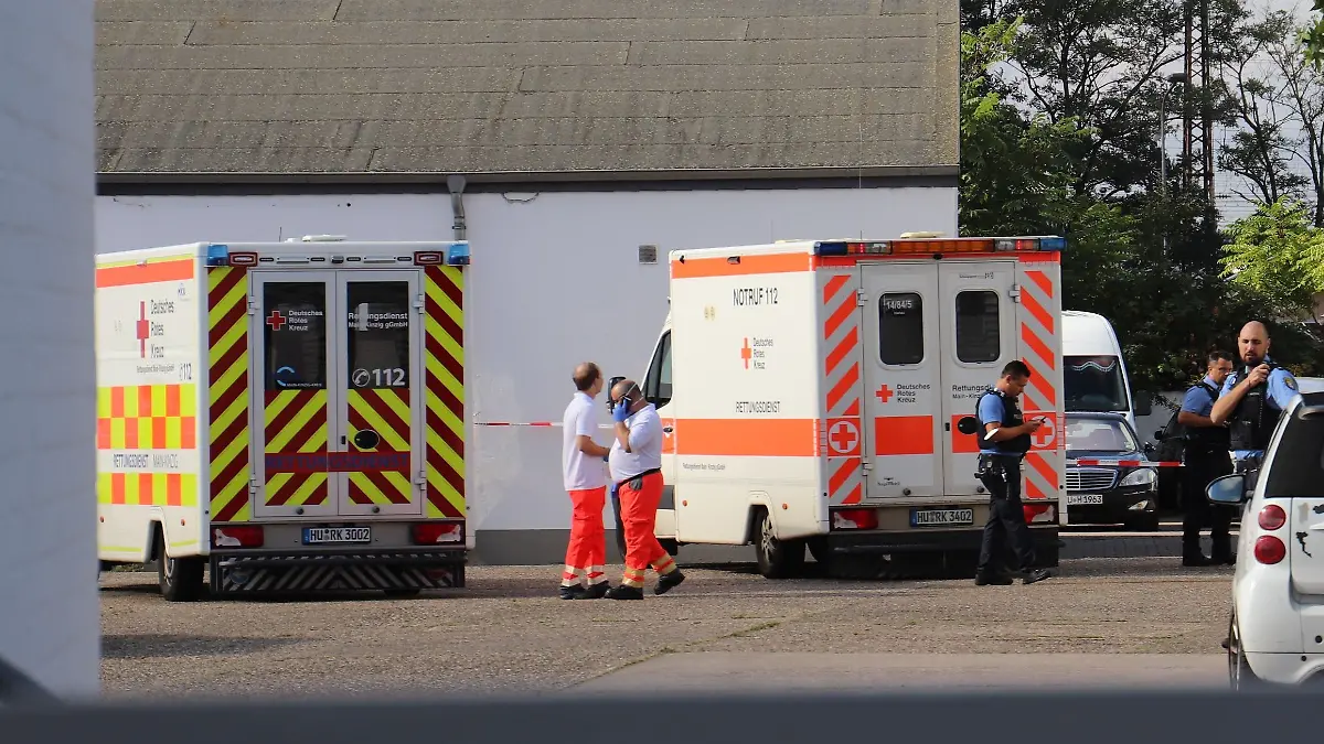 Rettungskräfte kümmern sich um das schwerverletzte Kleinkind. Foto: 5vision.media