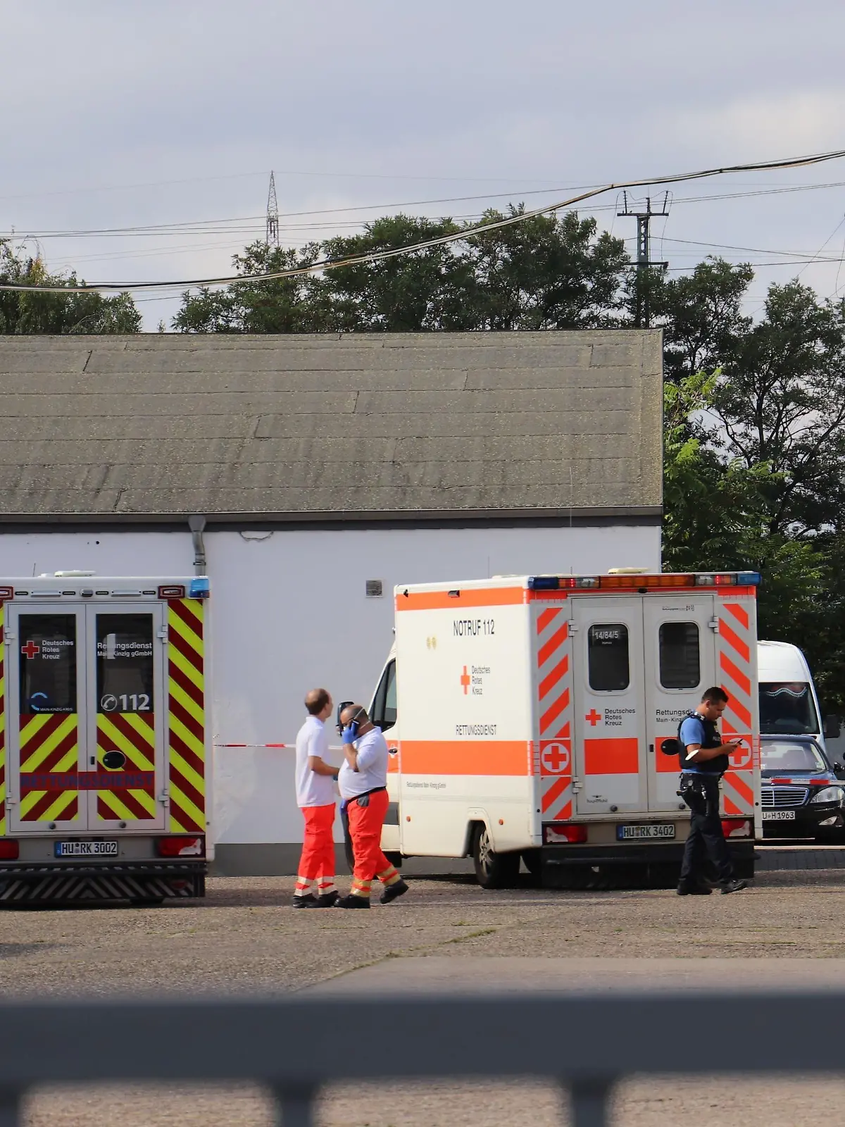 Rettungskräfte kümmern sich um das schwerverletzte Kleinkind. Foto: 5vision.media