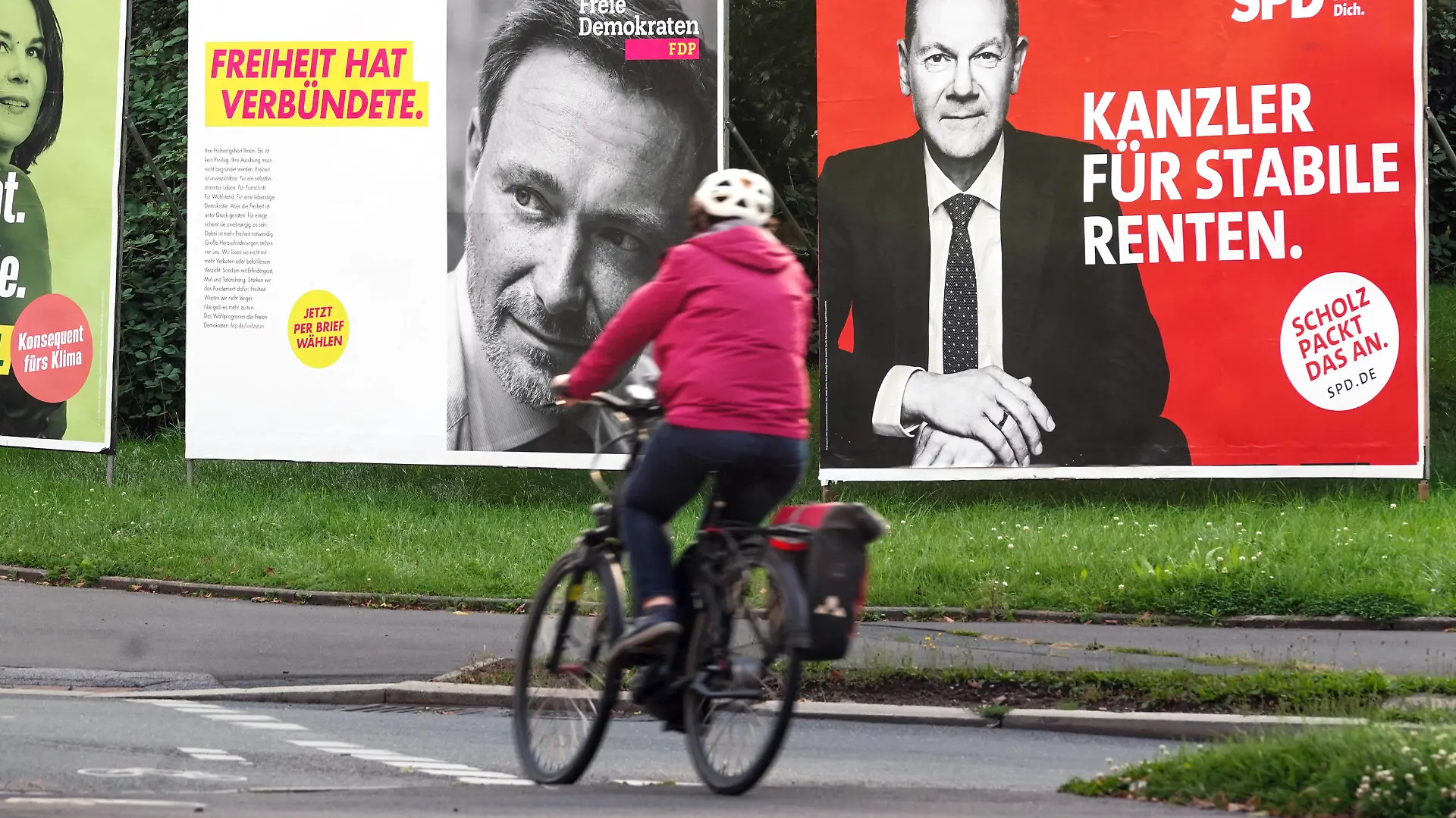 Bundestagswahl 2021, Wahlplakate der Parteien zur Bundestagswahl am 26.9.2021: DIE GRÜNEN Annalena Baerbock , FDP Christian Lindner und SPD Olaf Scholz. Dortmund, 30.08.2021 *** Bundestag election 2021, election posters of the parties for the Bundestag election on 26 9 2021 DIE GRÜNEN Annalena Baerbock , FDP Christian Lindner and SPD Olaf Scholz Dortmund, 30 08 2021