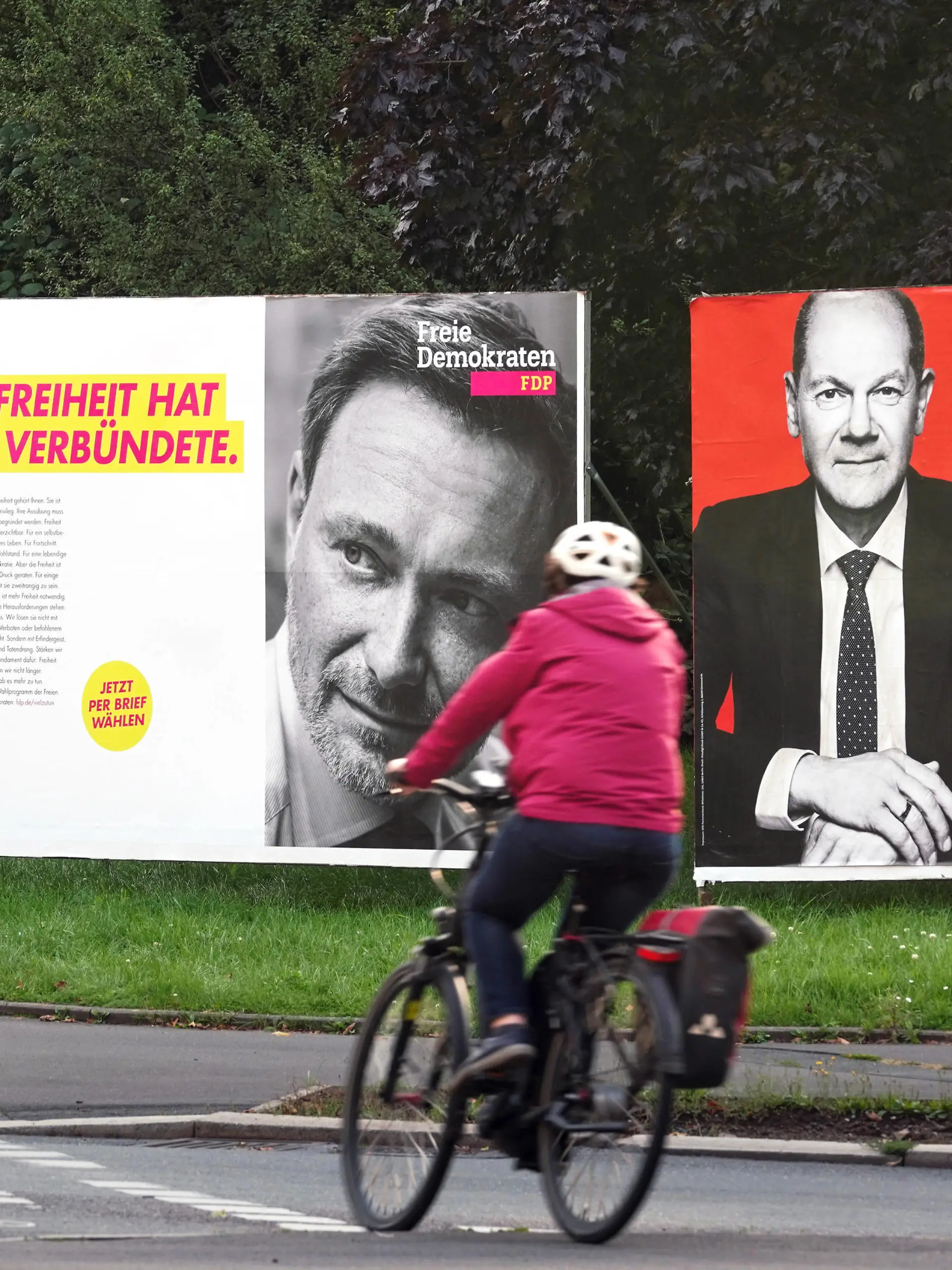  Bundestagswahl 2021, Wahlplakate der Parteien zur Bundestagswahl am 26.9.2021: DIE GRÜNEN Annalena Baerbock , FDP Christian Lindner und SPD Olaf Scholz. Dortmund, 30.08.2021 *** Bundestag election 2021, election posters of the parties for the Bundestag election on 26 9 2021 DIE GRÜNEN Annalena Baerbock , FDP Christian Lindner and SPD Olaf Scholz Dortmund, 30 08 2021