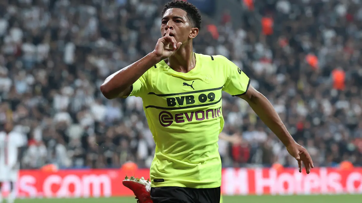 ISTANBUL, TURKEY - SEPTEMBER 15: Jude Bellingham of Borussia Dortmund celebrates after scoring their side's first goal during the UEFA Champions League group C match between Besiktas and Borussia Dortmund at Vodafone Park on September 15, 2021 in Istanbul, Turkey. (Photo by Alex Grimm/Getty Images)