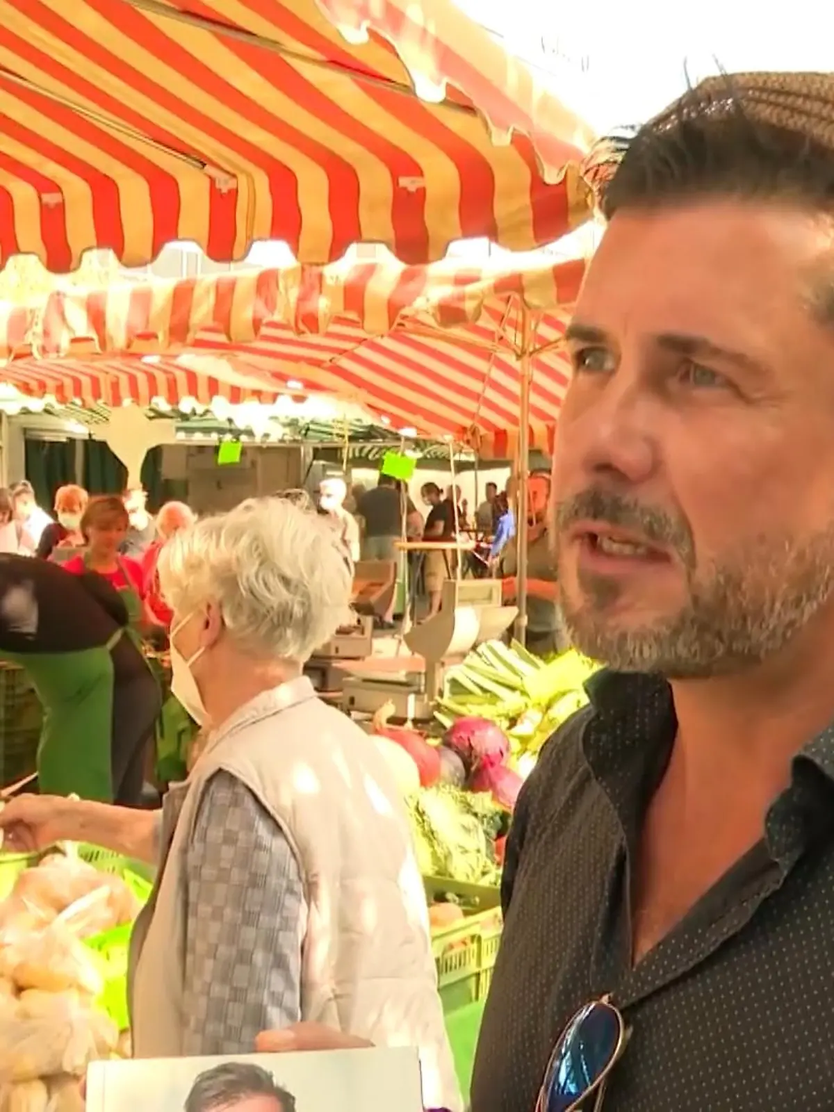 Christopher Crell ist von Hessen nach Portugal ausgewandert, aber immer wieder gerne in seiner Heimat Frankfurt unterwegs. Was er am Bauernmarkt auf der Frankfurter Konstablerwache, wo Landwirte aus ganz Hessen sind, so toll findet, verrät er im Video. Und er verspricht: Innerhalb von vier Wochen kann jede und jeder sein Leben auf „gesund“ umstellen.
