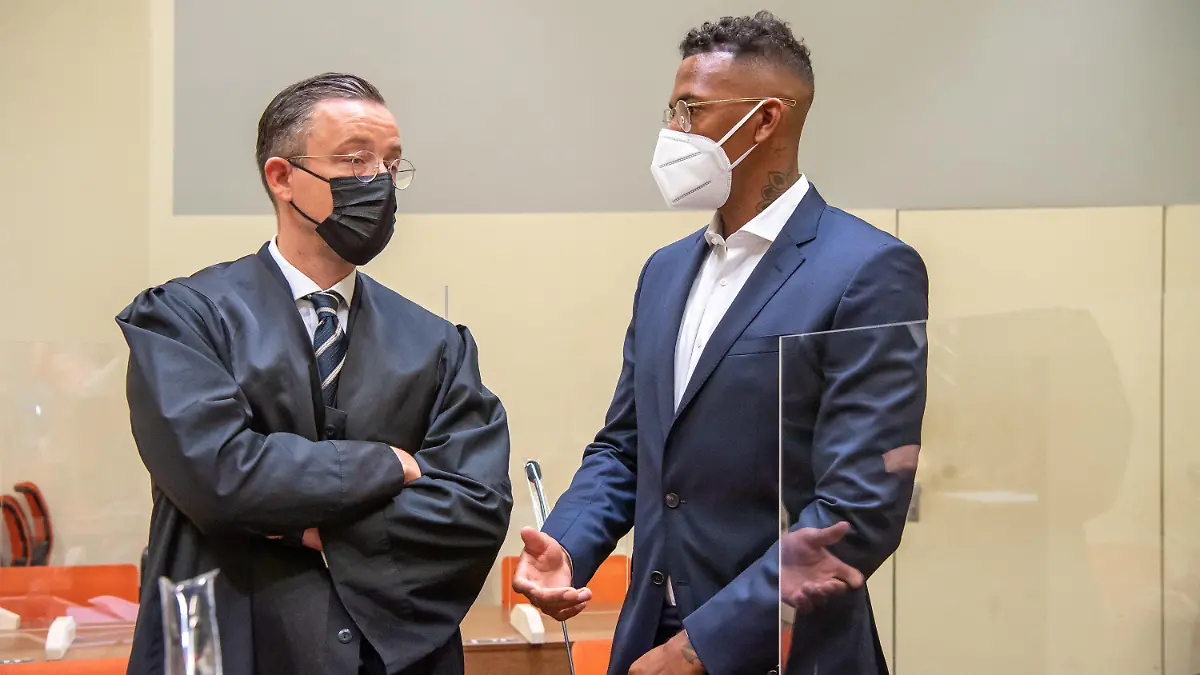 ARCHIV - 09.09.2021, Bayern, München: Der Fußball-Profi und ehemalige Nationalspieler Jerome Boateng (r) steht zu Beginn des Prozesses gegen ihn im Amtsgericht München mit seinen Anwalt Kai Walden zusammen. (zu dpa "Boateng akzeptiert Urteil nicht - Berufung eingelegt") Foto: Peter Kneffel/dpa +++ dpa-Bildfunk +++