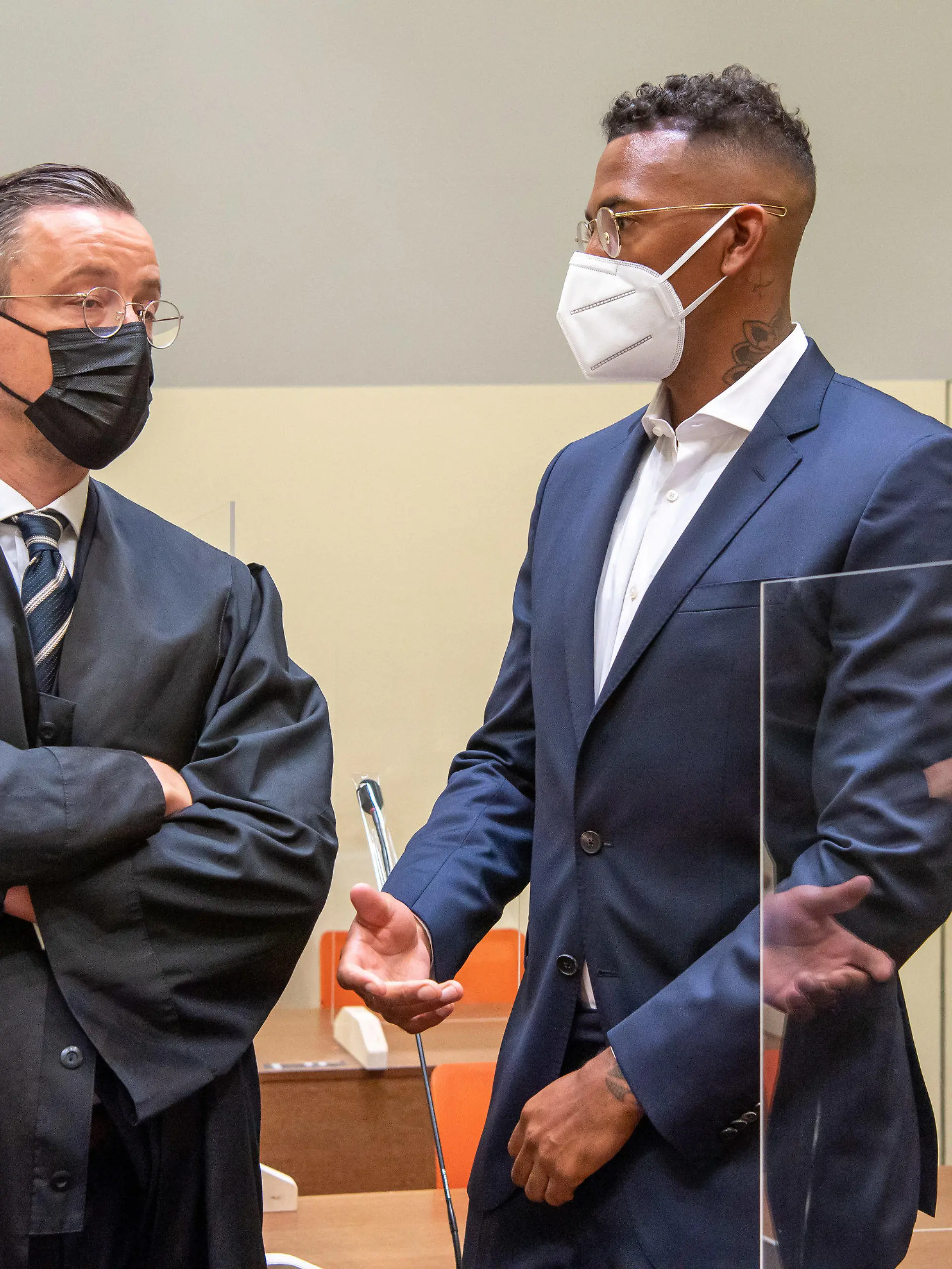 ARCHIV - 09.09.2021, Bayern, München: Der Fußball-Profi und ehemalige Nationalspieler Jerome Boateng (r) steht zu Beginn des Prozesses gegen ihn im Amtsgericht München mit seinen Anwalt Kai Walden zusammen. (zu dpa "Boateng akzeptiert Urteil nicht - Berufung eingelegt") Foto: Peter Kneffel/dpa +++ dpa-Bildfunk +++