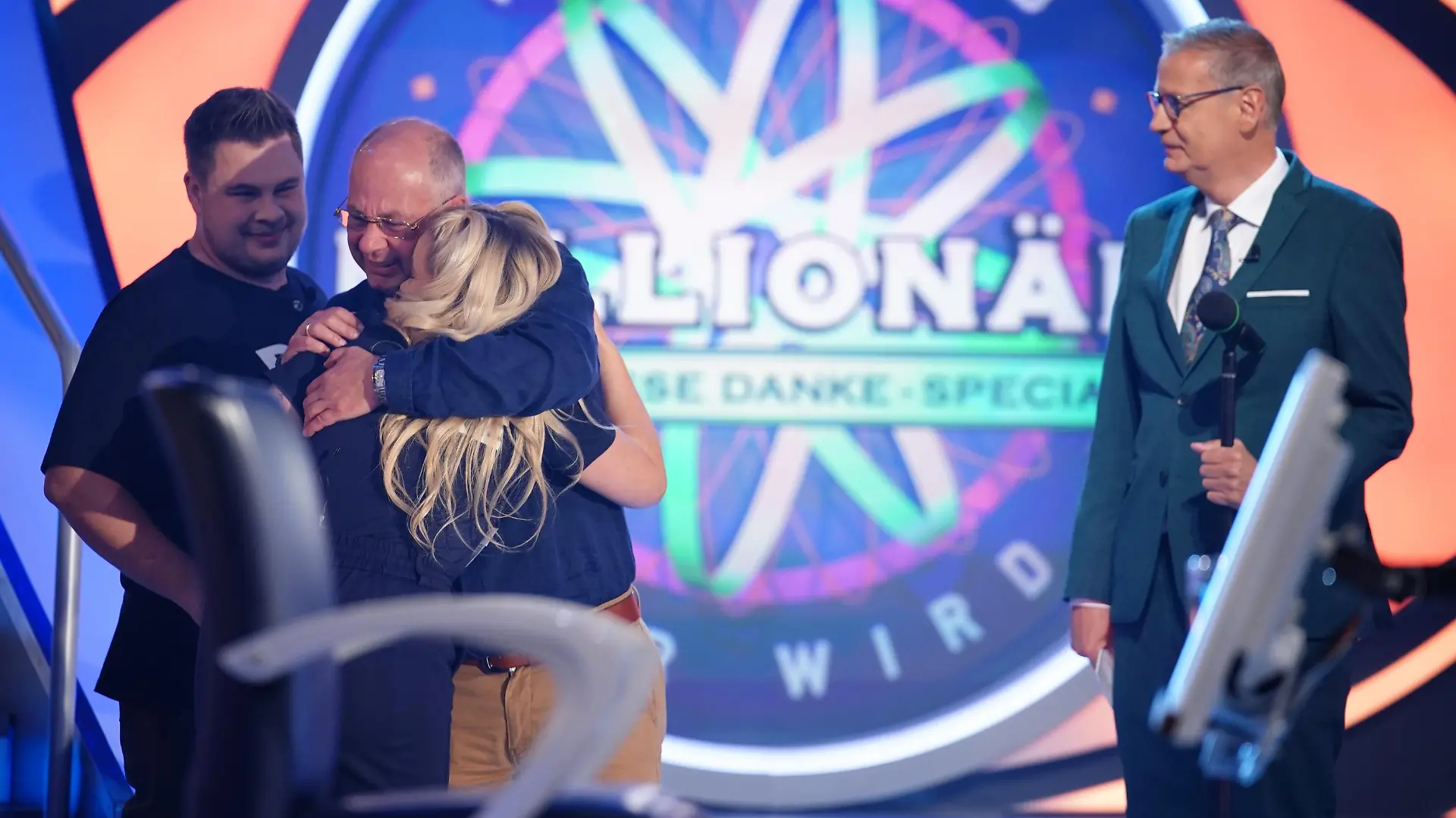 Achtung! Sperrfrist für alle Medien bis Mo., 20.09.2021, 22:15 Uhr!
Kandidat Heinrich Annas (M.), seine Kinder Johanna und Daniel Annas. Rechts Moderator Günther Jauch
Die Verwendung des sendungsbezogenen Materials ist nur mit dem Hinweis und Verlinkung auf TVNOW gestattet.
