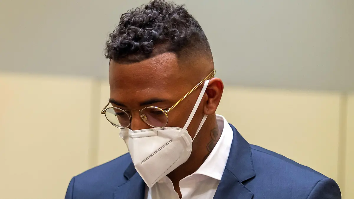 dpatopbilder - 09.09.2021, Bayern, München: Der Fußball-Profi und ehemalige Nationalspieler Jerome Boateng steht zu Beginn des Prozesses gegen ihn im Amtsgericht München. Gegen Boateng wird wegen des Vorwurfs der Körperverletzung verhandelt. Boateng wurde verurteilt,  das Amtsgericht verhängte eine Geldstrafe von 60 Tagessätzen zu je 30 000 Euro. Foto: Peter Kneffel/dpa +++ dpa-Bildfunk +++
