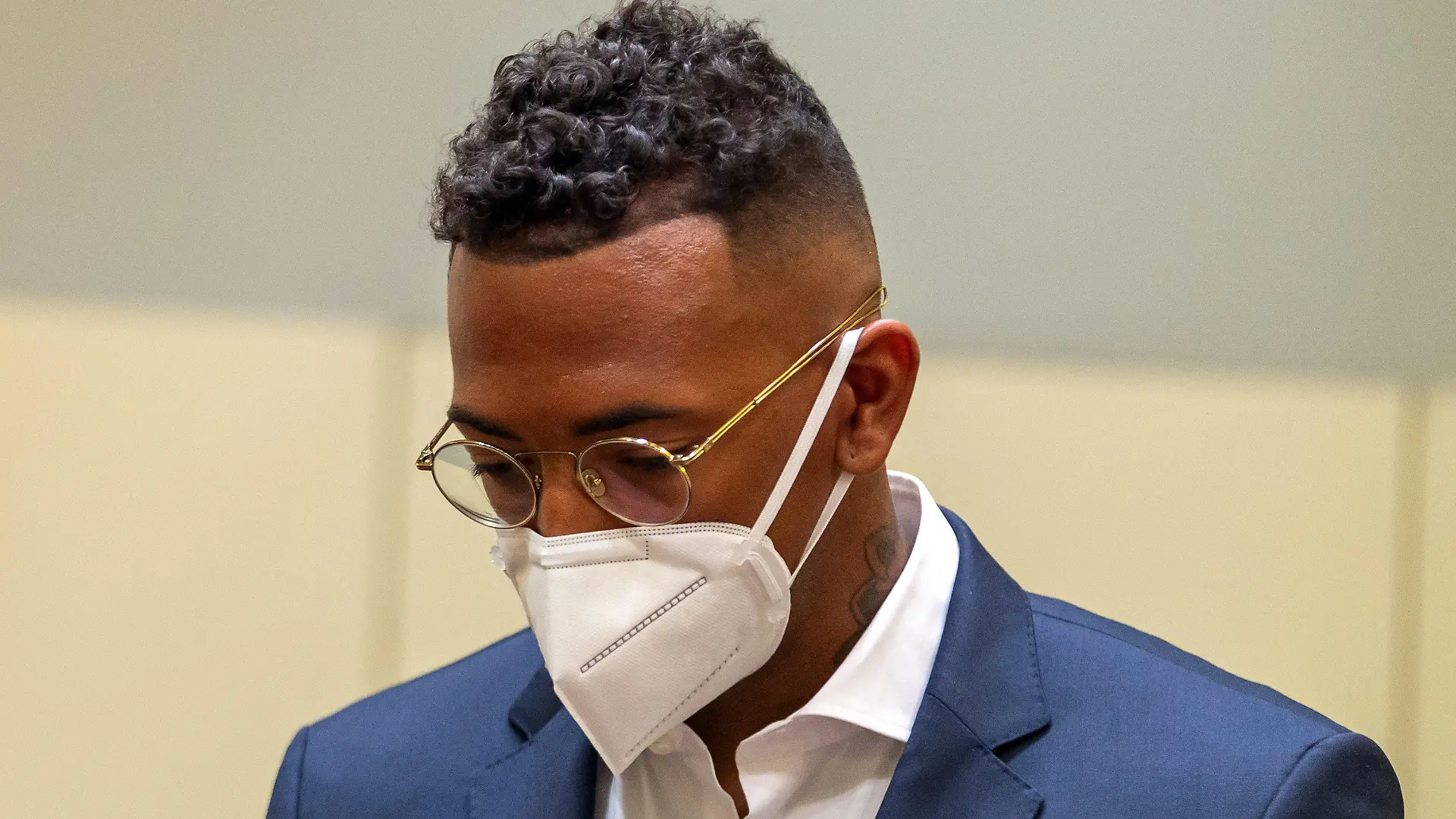 dpatopbilder - 09.09.2021, Bayern, München: Der Fußball-Profi und ehemalige Nationalspieler Jerome Boateng steht zu Beginn des Prozesses gegen ihn im Amtsgericht München. Gegen Boateng wird wegen des Vorwurfs der Körperverletzung verhandelt. Boateng wurde verurteilt,  das Amtsgericht verhängte eine Geldstrafe von 60 Tagessätzen zu je 30 000 Euro. Foto: Peter Kneffel/dpa +++ dpa-Bildfunk +++